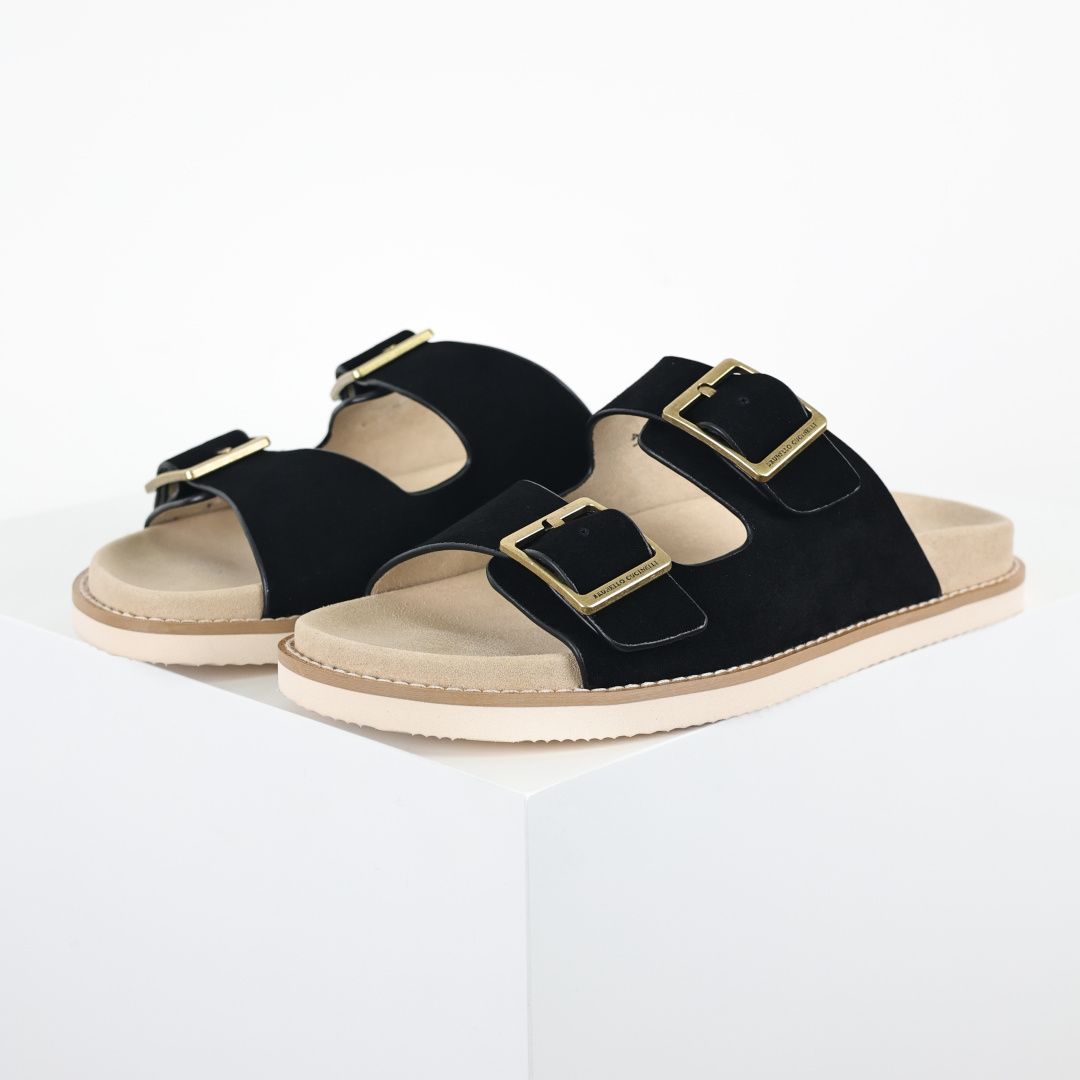  版本 Brunello Cucinelli 绒面革 二字拖鞋 灰色鞋面甄选进口牛反绒皮打造 深棕色绒面自带细腻哑光肌理 鞋底分层式意式工艺打造 中底为米白色轻质发泡材质 轻盈无负担 外底为防滑橡胶 搭配边缘明线锁边工艺 走线工整流畅 整体效果极具质感 尺码 40 41 42 43 44 45 46