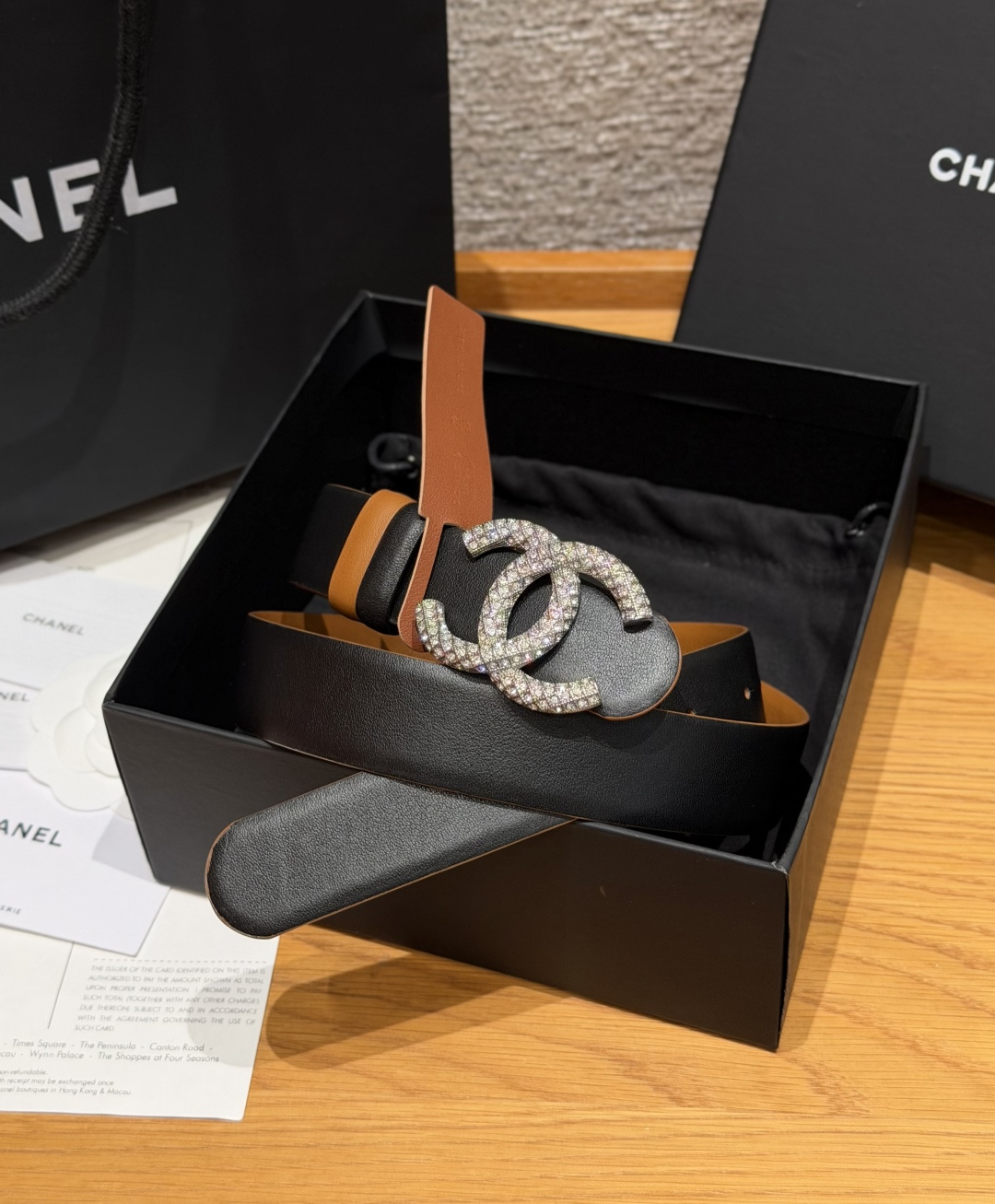 香家双面小牛皮扣腰带系列 Ceinture 30 mm Reversible en Cuir de Veau Lisse30毫米双面腰带带身 采用光滑小牛皮制作 双面均为小牛皮 兼容30毫米规格可替换扣头 日常通勤 穿搭造型都非常百搭 是品牌标志性的经典款 建议参照尺码表选择合适的尺码 齐全 宽度width 3.0cm