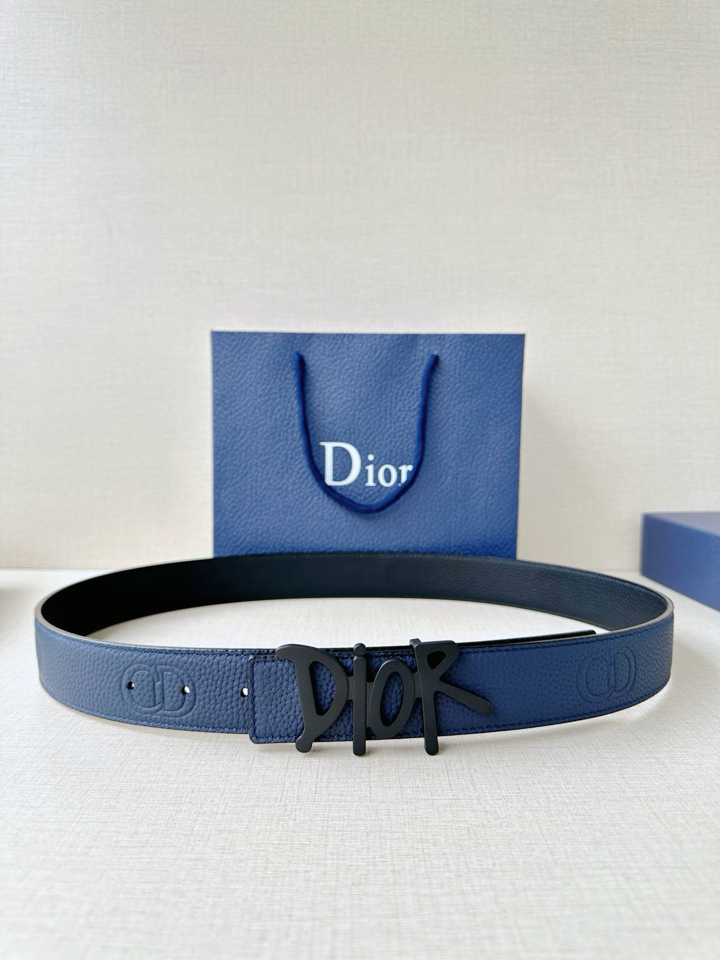 Dior 这款双面腰带结合典雅气质与摩登风范 双面均采用粒面牛皮革精心制作 一面为黑色 另一面多色可选 可搭配各式 35 毫米不锈钢腰带扣 更添精致 打造富有个性特色的配饰 时尚百搭 