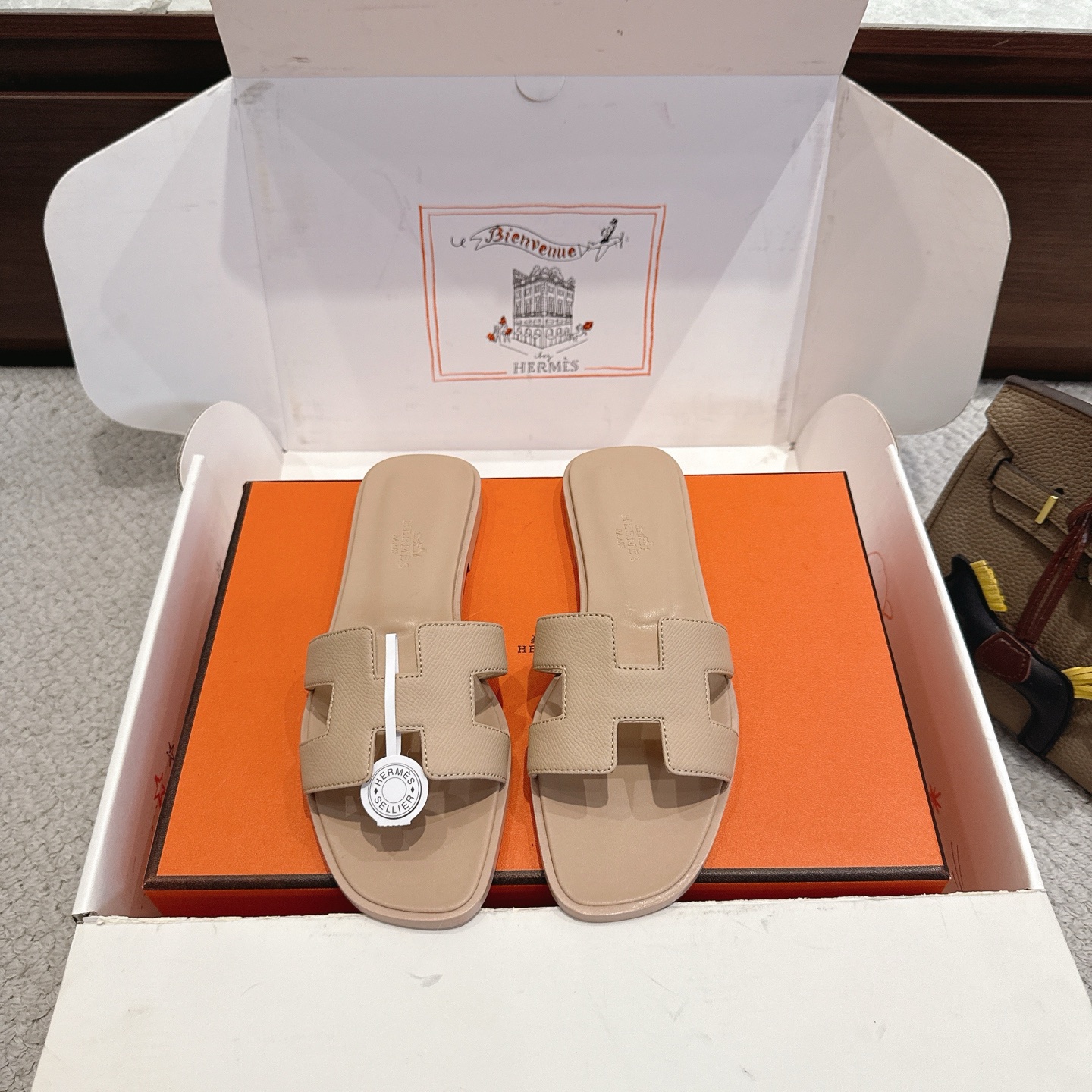   掌纹新配色  Hermes 爱马仕H拖鞋Oran凉鞋系列———————————时尚又百搭 超级舒服 每个细节都做到极致 原版牛皮面料 原版1:1独家私模鞋面/原版真皮沿条大底   包装: 每对鞋均配有两条H家系列丝巾  SIZE 34 42 34.40.41.42.43定制不退不换 