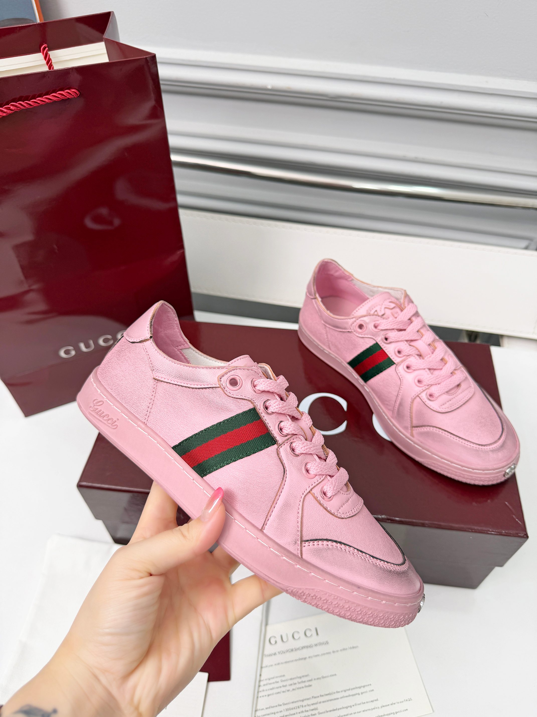 Gucci Stretch系列情侣款低帮运动鞋这款新隽鞋履以轻盈柔软且灵活百搭的廓形焕新演绎品牌标志性运动鞋 为 La Famiglia 系列再添新成员 这款运动鞋以弹性软皮匠心打造 每双鞋均经过手工做旧处理 缔就独一无二的个性鞋履 胎牛皮做旧鞋面意大利进口原版大底码数 女35-41 
