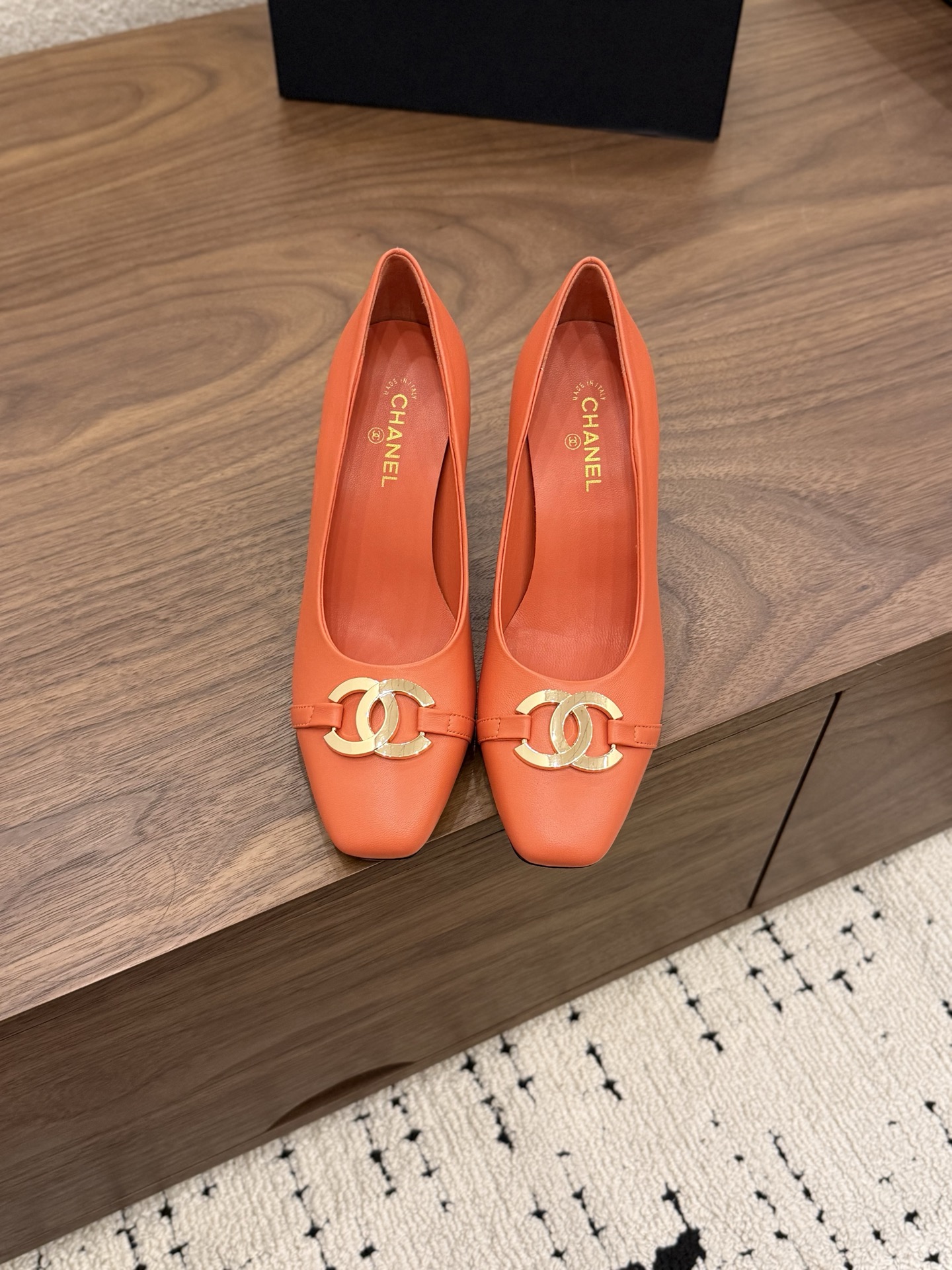 Spot Sale 𝗖𝗛*𝗔𝗡𝗟   𝟐𝟬𝟐𝟔 小方头高跟走秀款 大厂顶级高端品质 经典浅口 silhouette 搭配做旧金质感双C金属扣 优雅与辨识度并存 恰到好处的细跟高度 既修饰腿部线条 又兼顾舒适步履 无论是羊皮的柔软触感 还是漆皮的光泽流转 每一处细节都在诠释 老钱风 的低调奢华 鞋面: 牛皮/羊皮 内里 羊皮 垫脚 羊皮 大底:意大利  真皮底 跟高: 8.5cm/6.5cm 𝐒𝐈𝐙𝐄 35 36 37 38 39 (34/40/41 需要定做跟客服  沟通)
