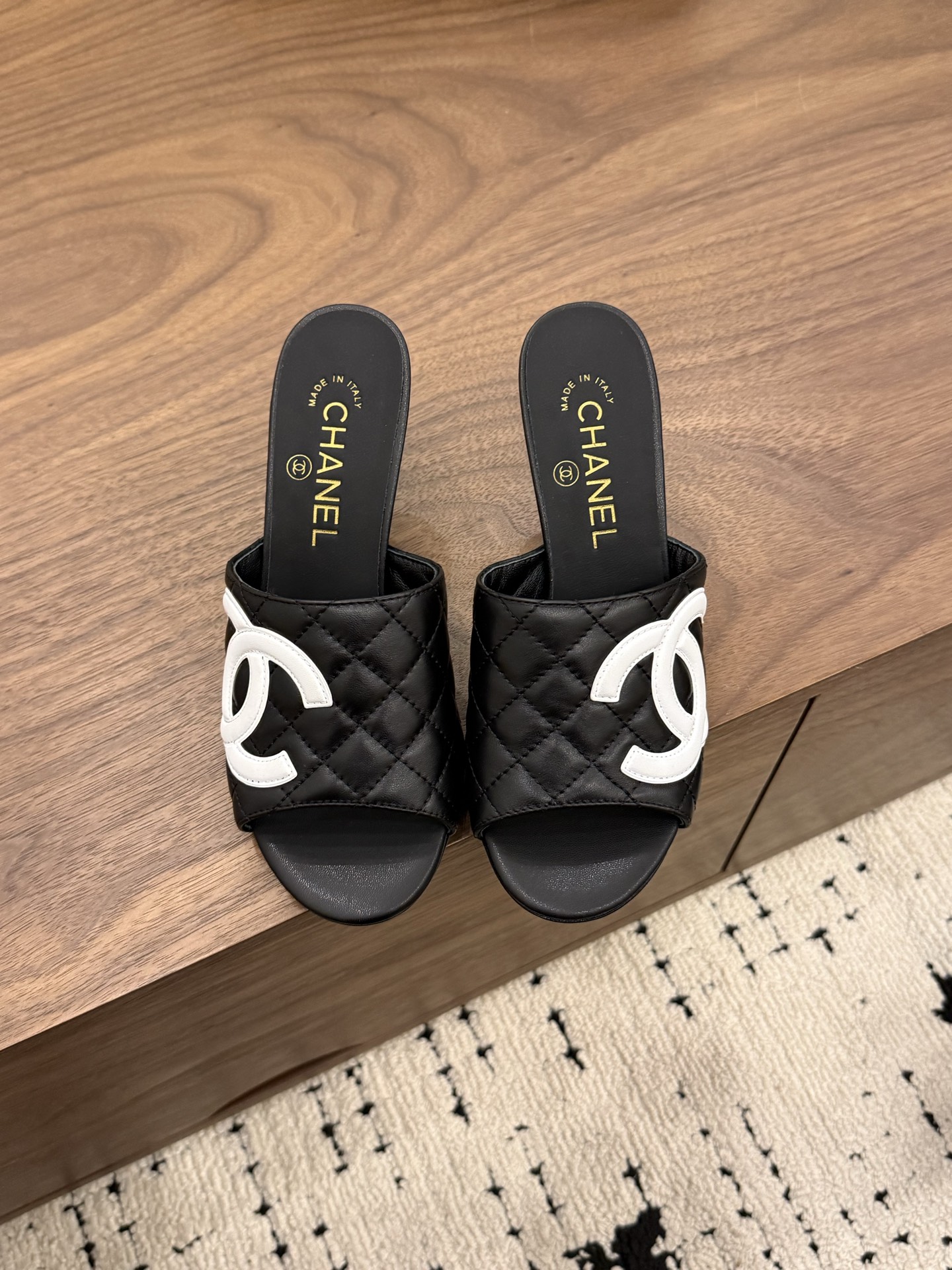 Spot Sale 𝗖𝗛*𝗔𝗡𝗟   𝟐𝟬𝟐𝟔   菱格大C走秀款 大厂顶级高端品质  内里 羊皮 垫脚 羊皮 大底:意大利  真皮底 跟高: 7.5cm 𝐒𝐈𝐙𝐄 35 36 37 38 39 (34/40/41 需要定做跟客服  沟通)