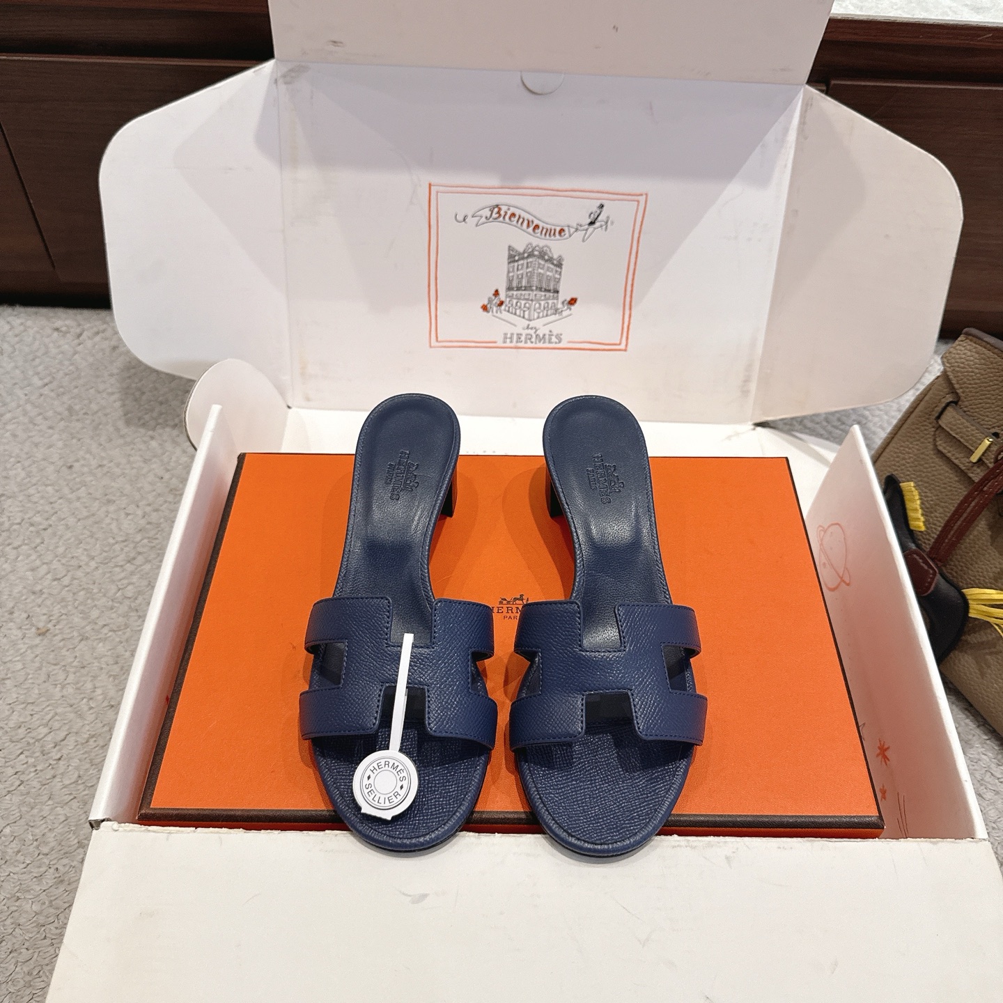   掌纹新配色  Hermes 爱马仕H拖鞋Oasis 凉鞋系列———————————时尚又百搭 超级舒服 每个细节都做到极致 原版swift小牛皮 原版1:1独家私模鞋面/原版真皮大底   跟高 4.5cm  包装: 每对鞋均配有两条H家系列丝巾  SIZE 34 42 34.40.41.42.43定制不退不换 