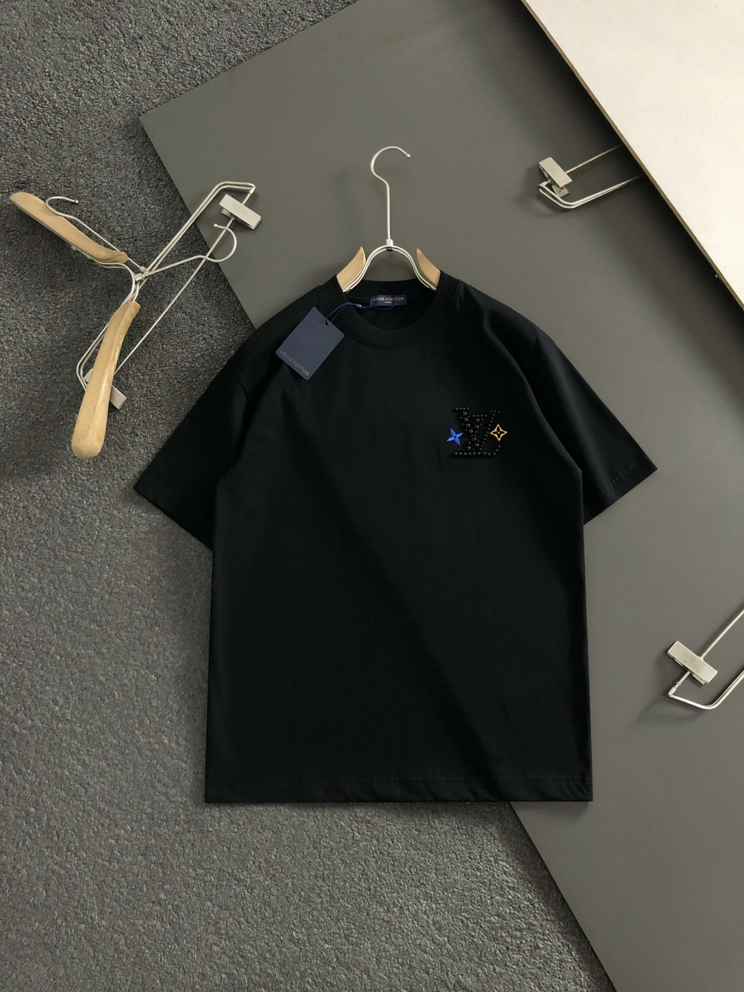  L牌*卡码拍小S-Xl2026春夏短袖 重工绣珠融合刺绣为主调 巧妙融入最新流行元素 打破传统短袖的单调感 彰显个性与不羁 立体剪裁贴合身形 设计利落有型 轻松拉长腿部线条 打造随性洒脱的休闲风格 优质面料舒适保暖 兼具保温性与舒适感 适合日常出街或轻户外场景 现货颜色 黑色 白色