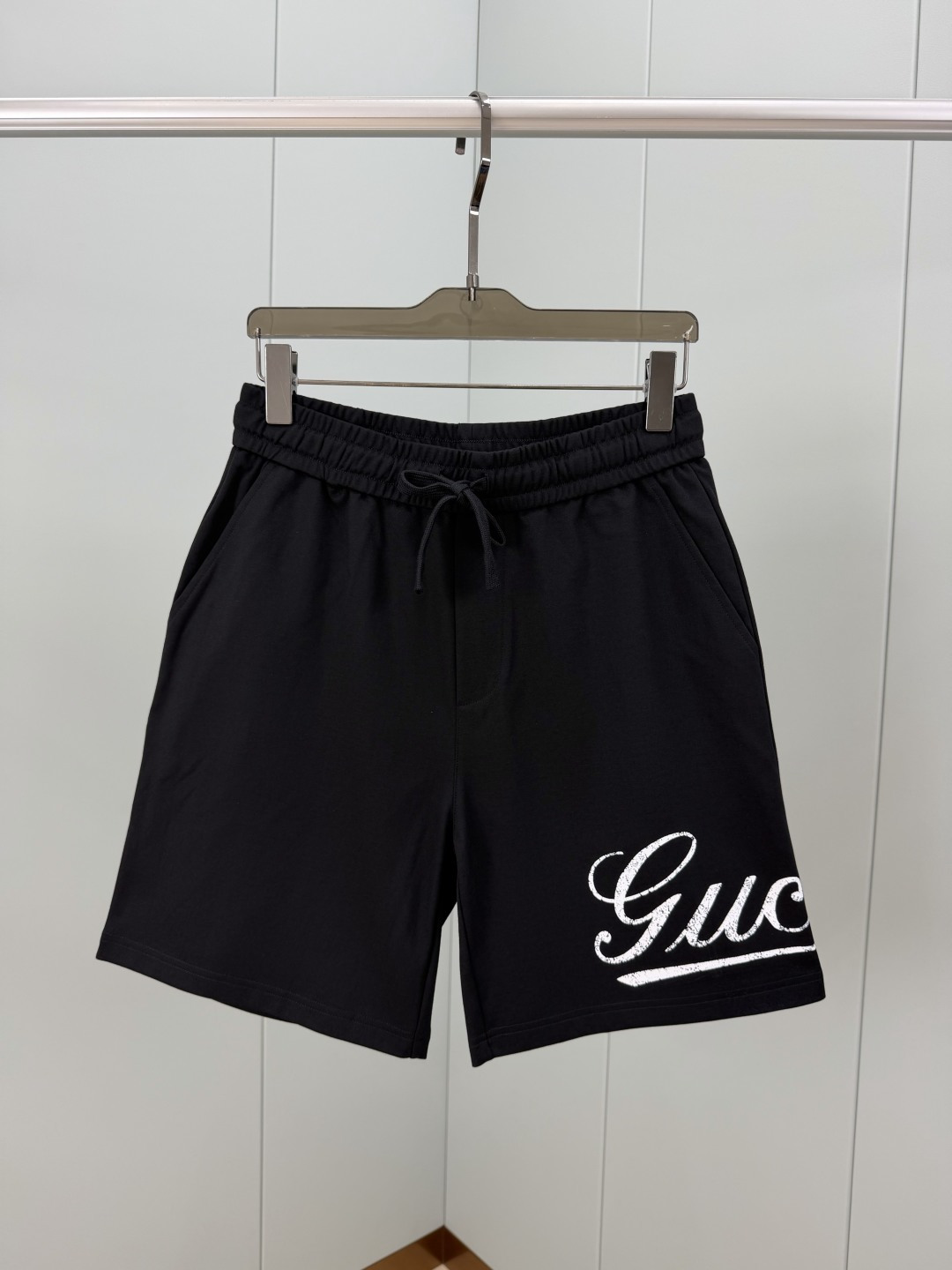 Gucci.古驰 SS26夏季新品饰Gucci做旧字样印花标识冰氧棉休闲短裤 品牌经典的传承与创新之旅 左脚裤身侧边缀饰Gucci做旧字样品牌标识印花设计 尽释别致韵调 采用抽绳式设计 弹性松紧腰边 两侧斜插袋+背面后贴袋 定制夏季清爽230克重冰氧棉面料 自带冰感 吸湿速干 不易起皱 7A最高等级的索罗纳抗菌性能 夏季不可或少的一款休闲短裤 颜色 黑色 浅灰绿 酒红 浅杏尺码 M XXXL
