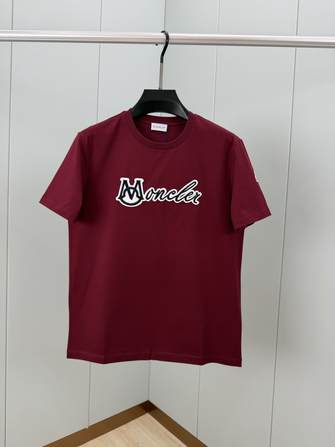 Moncler.蒙口 SS26春夏新品立体浮雕刺绣工艺连笔字母logo短袖T恤 正面胸前点缀焕新工艺立体浮雕刺绣标识设计 采用高支数高密度80支双股丝光棉 上身舒适透气 柔软细腻微弹 高品质面料 颜色 黑色 安可拉红 白色尺码 S XXXL 黑白可定制4XL 5XL 奕可定制纯棉面料