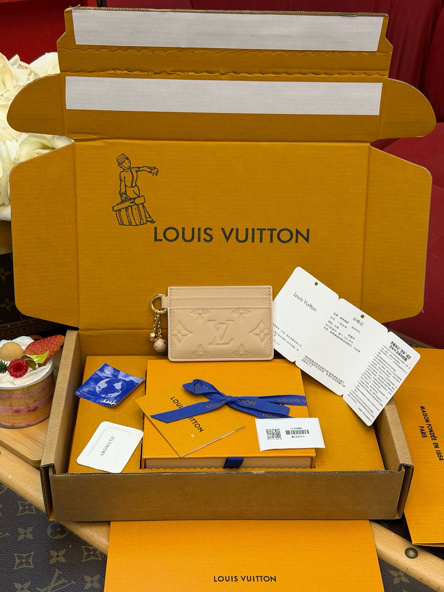  特级全钢动态163C UID变码芯片 LV CHARMS 卡夹M28995本款LV Charms卡夹为Monogram Empreinte皮革浸染新季色彩 双枚球形装饰于拉链头绽放细节巧思 Monogram 花卉铭纹流露雅致意趣 两侧各设卡片夹层 中部大隔层点缀 Monogram Feuillage 印花 可为各式造型点亮温婉韵致 详细特征10.2x7.3x0.3厘米(长度x高x宽)M28995保税号