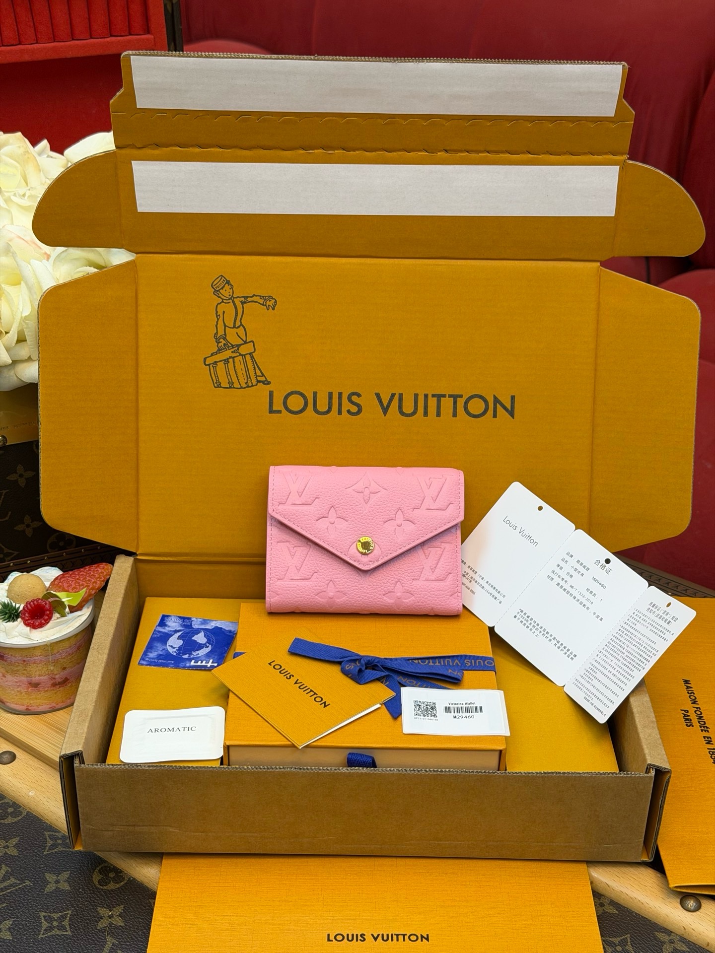  特级全钢动态163C UID变码芯片  M29460Victorine錢包为Monogram Empreinte皮革渲染粉彩色调 成就新季潮流之选 耀目金属件彰显雅致细节 錢包小巧而柔美 設計格外實用 當打開錢包 多個實用間隔隨即展現眼前 包括信用卡夾層 紙幣口袋和側面的拉鏈零錢格 產品資料12 x 9.5 x 1.5厘米(長度 x 高度 x 闊度) M29460-保税号1688