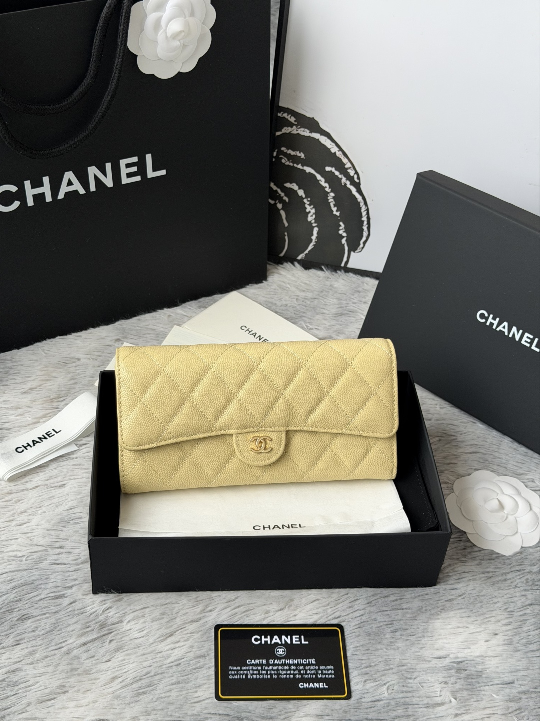 CHANEL 经典cf长款钱包到货 进口鱼子酱牛皮菱格 制作 背后没有硬币口袋 内里皮拉牌 收纳方便快捷非常耐看 亮金与亮银五金非常时髦而且钱包容量很大可以放下一部plus手机卡位也多适合卡片很多的亲 款号 A80758 尺寸 10.5*19.*3cm