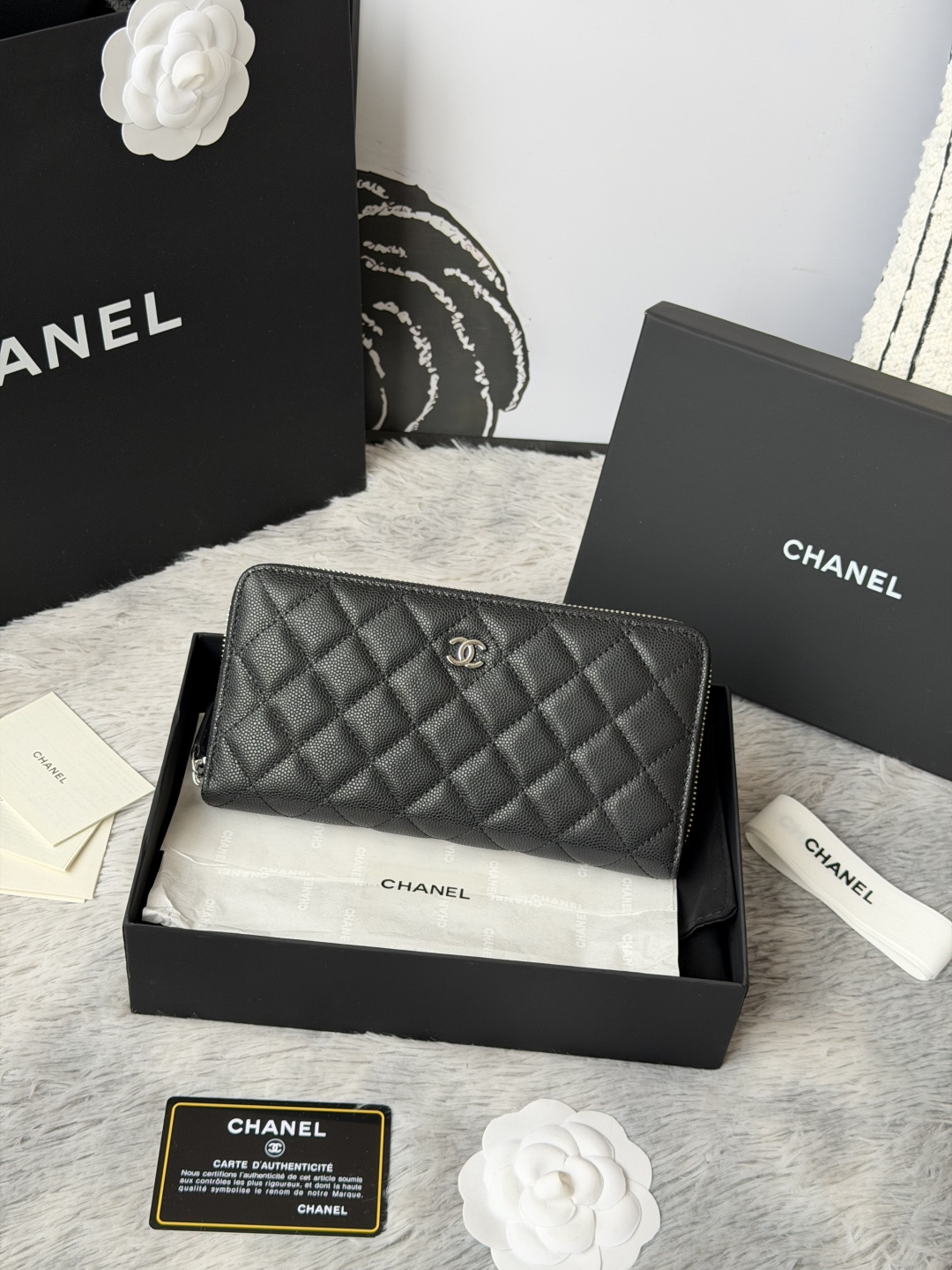 CHANEL 经典cf长款拉链包到货 后面有 口袋 香奶奶经典款 进口鱼子酱牛皮 菱格 非常耐看 亮金与亮银扣五金非常时髦 这款拉链款长包比较能装 卡位很多 可以放的也很多 里面还有现金夹层和拉链夹层 很实用 编号 A尺寸10.4*19.4*2cm