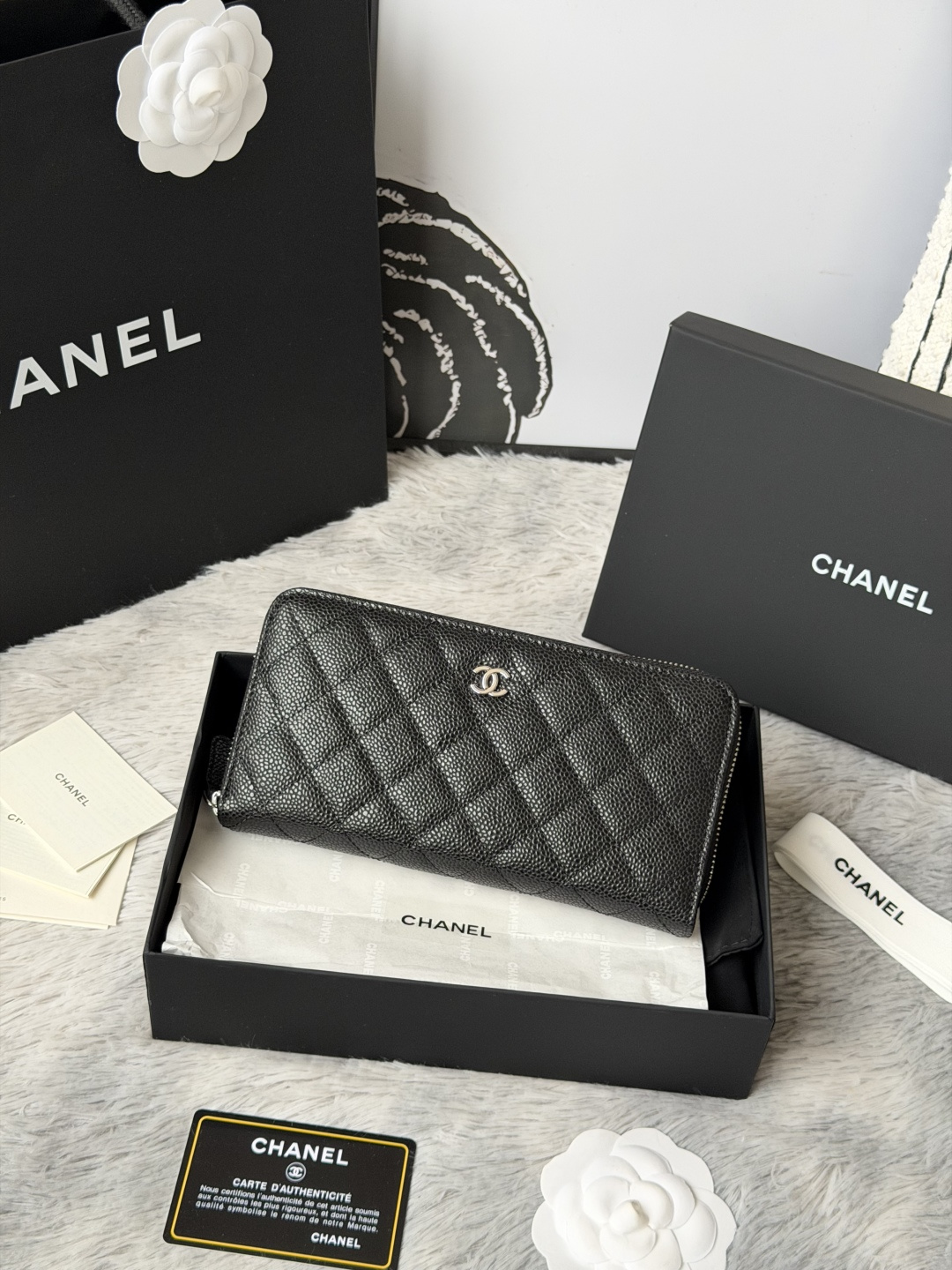 CHANEL 经典cf长款拉链包到货 后面有 口袋 香奶奶经典款 进口鱼子酱牛皮 菱格 非常耐看 亮金与亮银扣五金非常时髦 这款拉链款长包比较能装 卡位很多 可以放的也很多 里面还有现金夹层和拉链夹层 很实用 编号 A尺寸10.4*19.4*2cm