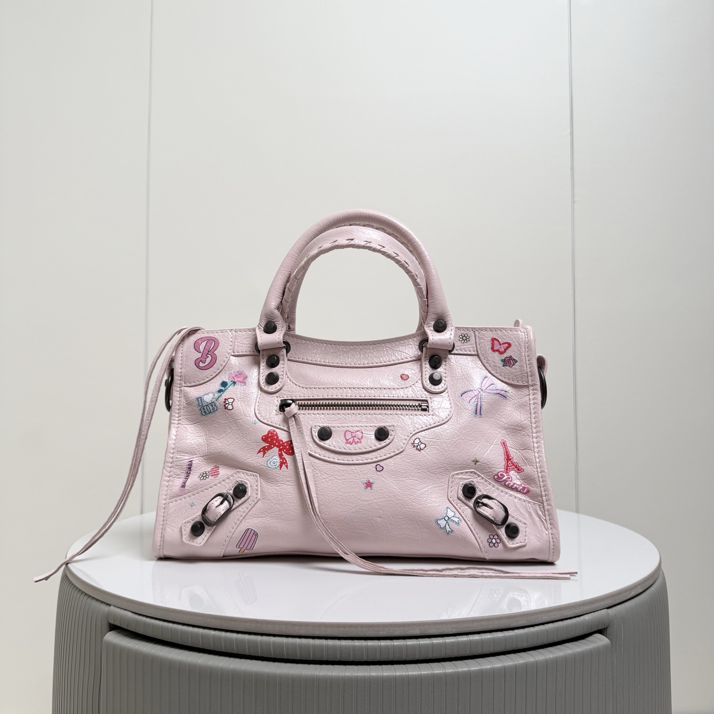 新品 .𝐁𝐚𝐥𝐞𝐧𝐜𝐢𝐚𝐠 Le City 这只颜值爆表甜系限定机车包 直接把 甜酷反差感 焊在了身上搭配奶fufu的粉/白色 满印的蝴蝶结 爱心 巴黎铁塔贴纸 像把少女的小涂鸦直接印在了包包上 褶皱皮做旧复古铜色五金 甜而不腻轻松拿捏Y2K复古辣妹感 小号尺寸size: 座长30x高20x宽13cm货号188112