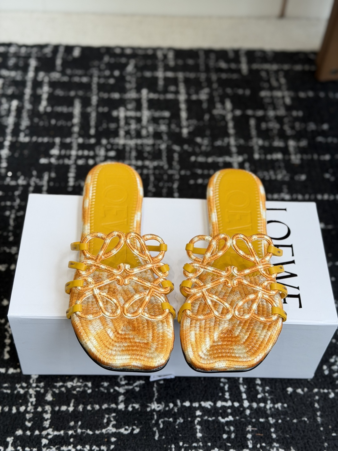 顶级品质loewe ss26 new arrival LOEWE 罗意威 春夏新款平底拖鞋镂空设计 把𝐥𝐨𝐠𝐨做成一整个鞋面垫脚印有𝐋𝐎𝐄𝐖𝐄压纹 简简单单 好看又好穿 又很时髦 高级感拉满鞋面 进口羊皮 /羊里内里 垫脚鞋底 意大利进口真皮大底Size:35-42 40 41 42定制不退换 