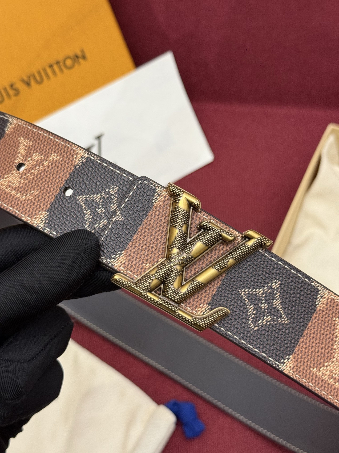 LV Initiales College Monogram Heritage 40mm可翻转腰带一出现便给人留下了深刻印象 在带有Monogram涂层帆布一侧的带子上 品牌的标志通过重复的块状图案得以展现 而背面则是实心皮革 闪亮的皮带扣为这一精湛工艺的展示画上了完美的句号 