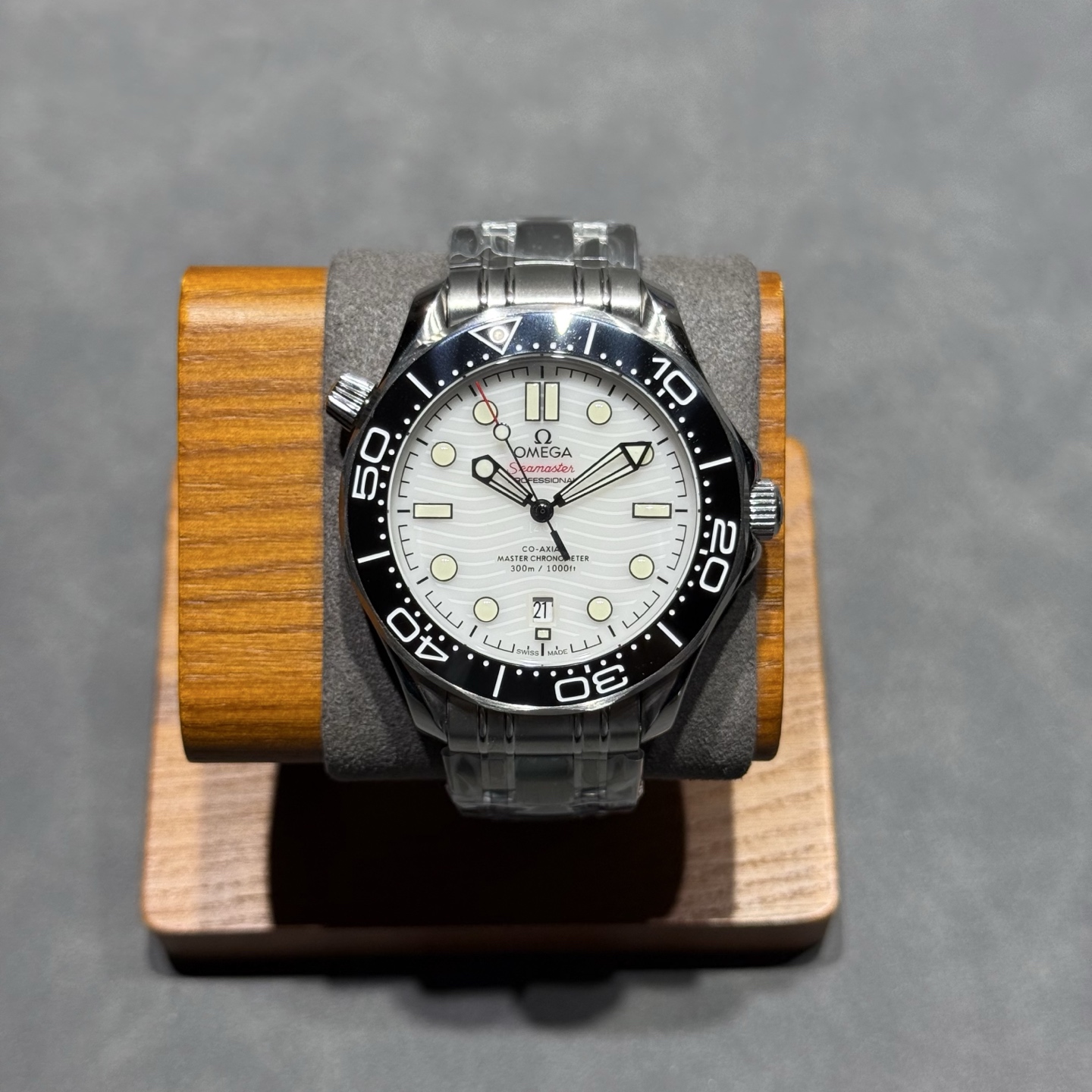 太阳出品出品 胶带款 欧米茄 OMEGA F6 海马300米系列 男表 V2升级版 钢带升级 带节宽度与正品一致 欧米茄全新海马300 米42MM 潜水腕表 1:全新海马300升级黑色螺丝 摆轮 2:全新海马300升级为与正品一致全陶瓷表盘3:升级陶瓷圈上的刻度和字 采用 白珐琅 工艺 不易变黄 有光泽 4:升级正品一致夜光效果 分针 陶瓷圈口夜明珠为绿色荧光 整体蓝色荧光 太阳出品精致推荐男士机械腕表
