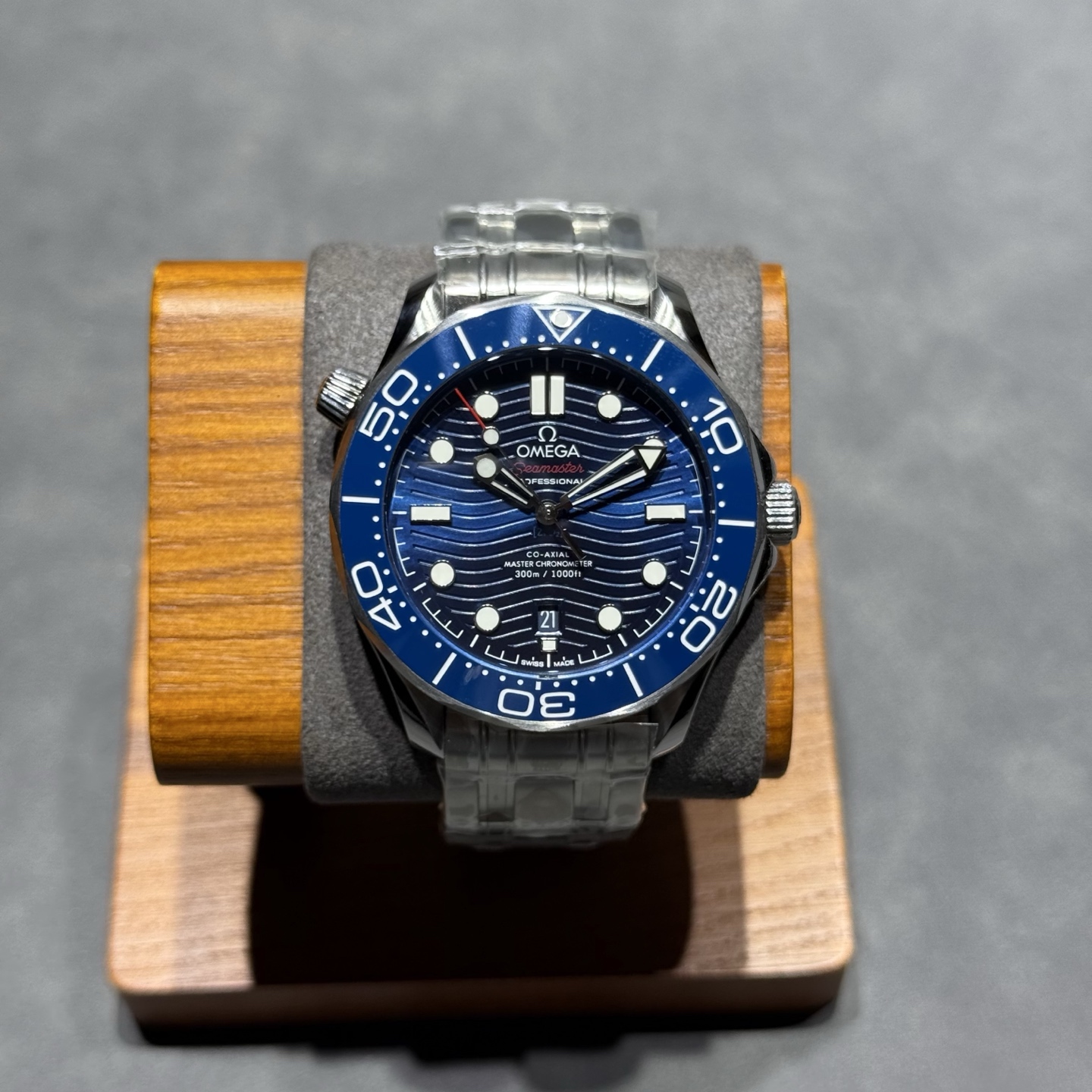 太阳出品出品 胶带款 欧米茄 OMEGA F6 海马300米系列 男表 V2升级版 钢带升级 带节宽度与正品一致 欧米茄全新海马300 米42MM 潜水腕表 1:全新海马300升级黑色螺丝 摆轮 2:全新海马300升级为与正品一致全陶瓷表盘3:升级陶瓷圈上的刻度和字 采用 白珐琅 工艺 不易变黄 有光泽 4:升级正品一致夜光效果 分针 陶瓷圈口夜明珠为绿色荧光 整体蓝色荧光 太阳出品精致推荐男士机械腕表