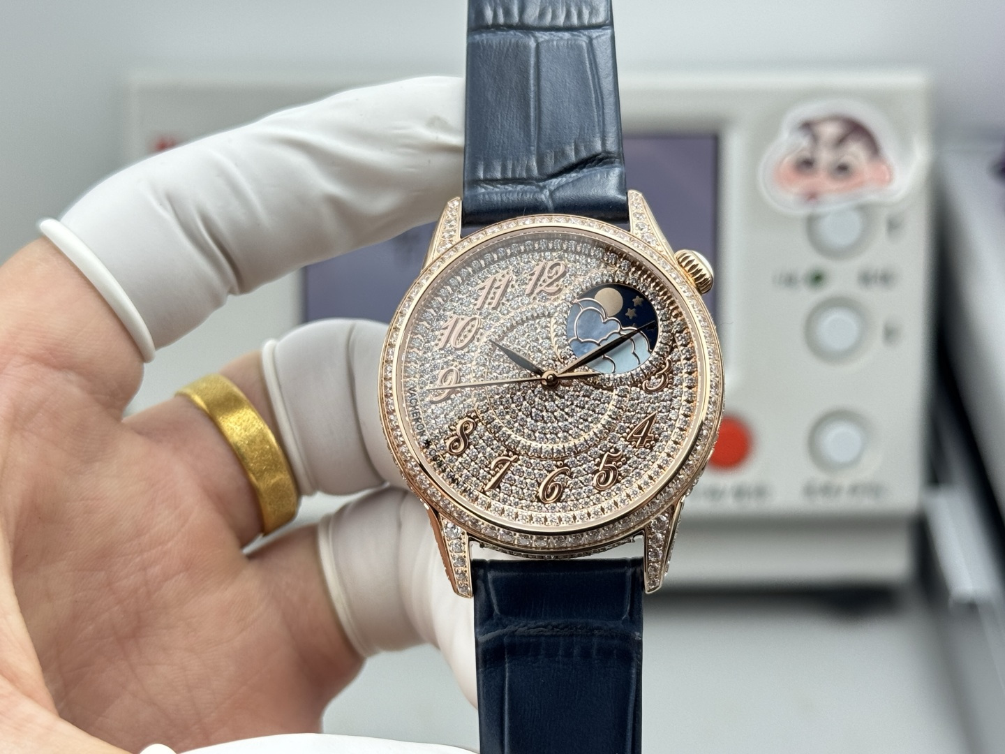 太阳出品出品 半钻壳 满钻壳 1YMS 最新修正升级版 VC 江诗丹顿 VC9 Egerie 伊灵女神系列 再添新作 沉淀时光雅韵 流转日夜芳华 超薄机械女式腕表延续系列风格 全新乳光表盘以璀璨美钻相饰 褶皱纹饰历经数月调试 运用传统的 织锦(tapestry) 工艺制作而成  表面 全面镶199颗施华洛世钻 全用手工制作而成 代表爱情永恒久久  精致推荐女士机械腕表
