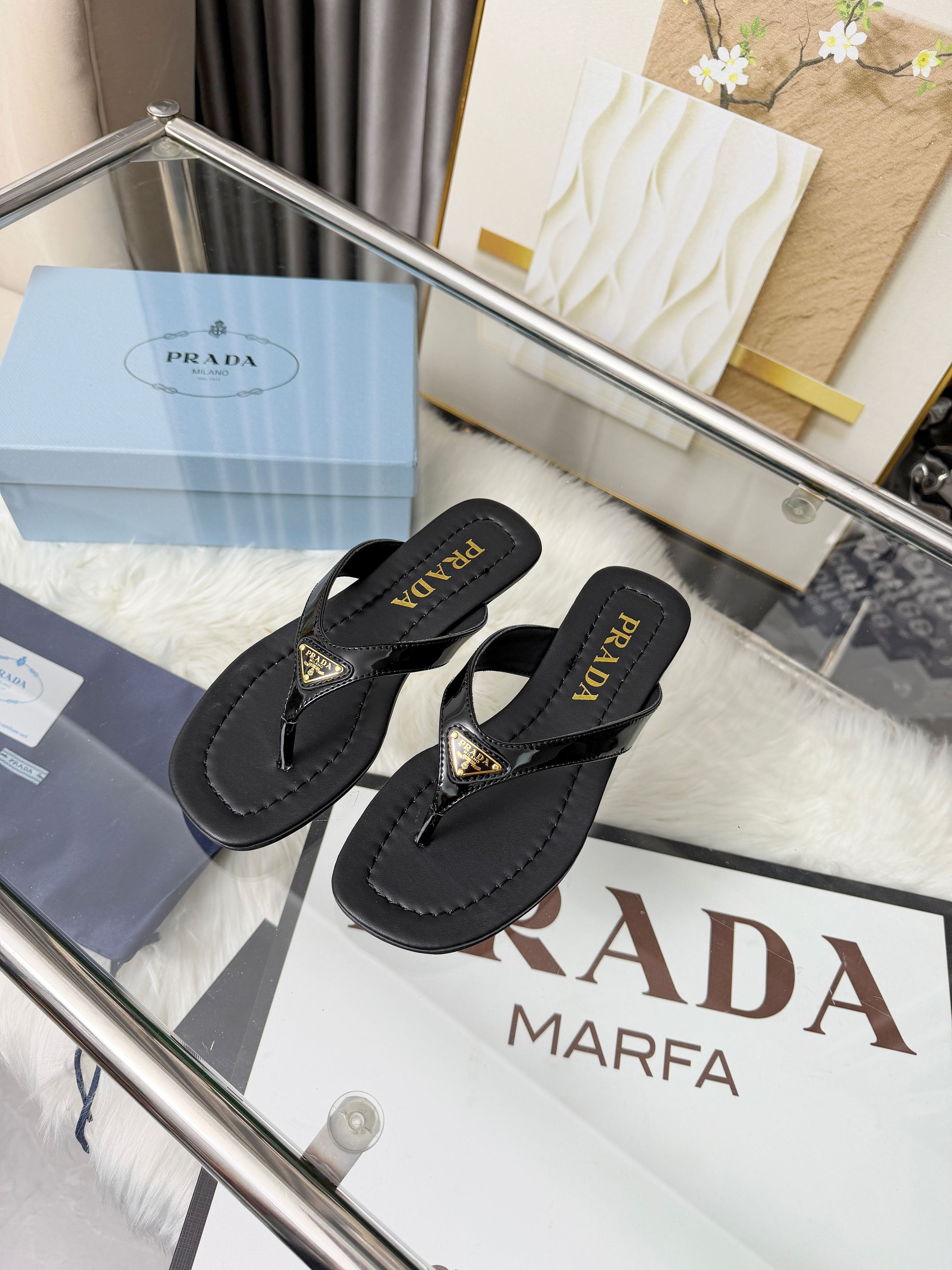 PRADA ²⁰²6   普拉达春夏新品夹脚拖鞋   实力来袭Prada Glow限时店很闪亮的单品2026S超级爆系列爆品 各大网红明星乔欣 程潇 刘令姿同款三角扣 时髦百搭nice单品 各路美女站稳了 独家上新啦 喜欢穿拖鞋 又怕累的姐姐们看过来 方形粗跟绝对让脚步轻盈 百分百不累脚 上脚稳稳的轻松 三角标触感凹凸感和原版一致 原版意大利真皮大底配制 进口漆皮面料 羊皮内里 3色供应 跟高1.5cm Size: 35-42 41 42订做 