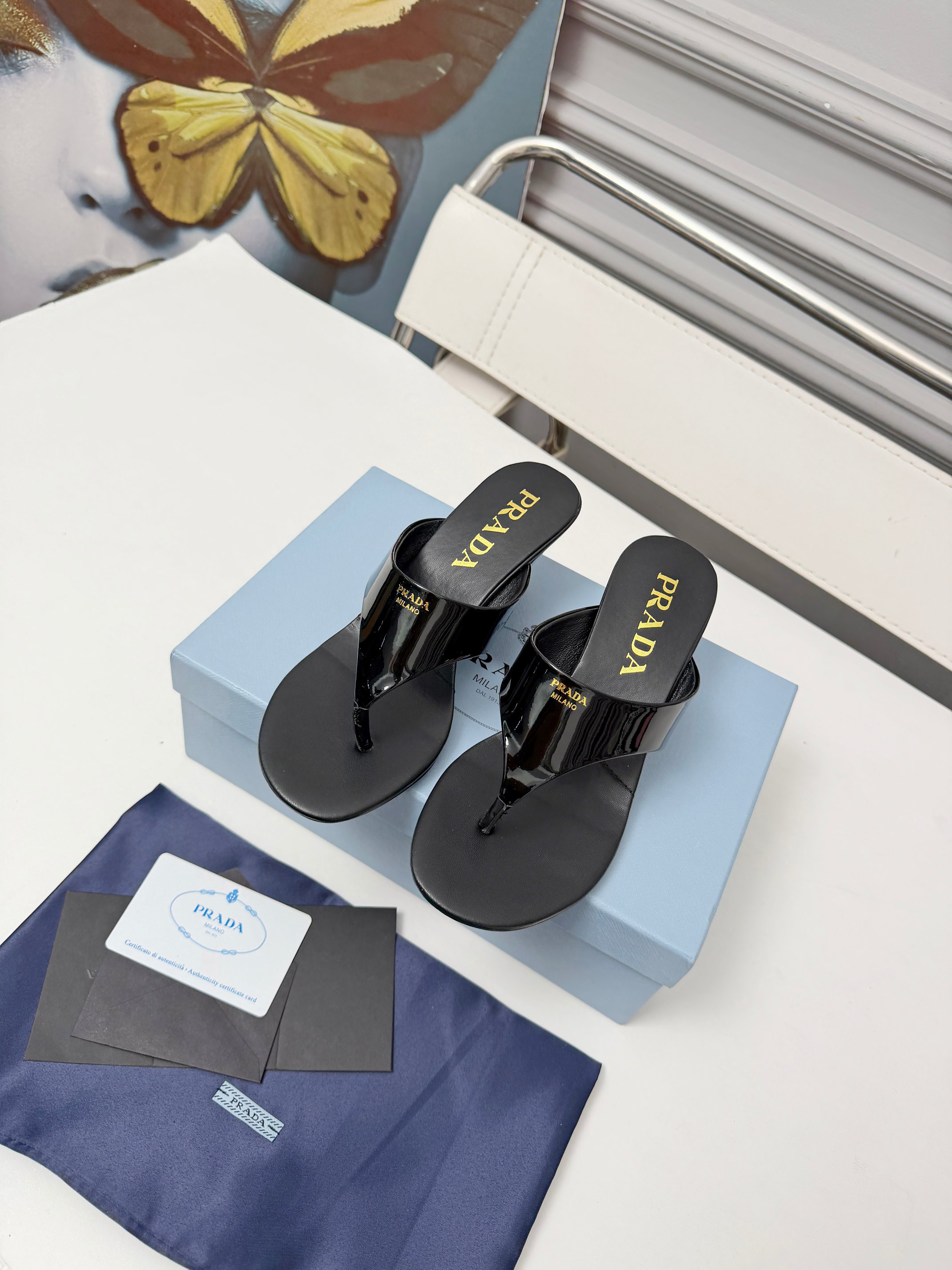 PRADA ²⁰²6   普拉达春夏新品坡跟拖鞋   实力来袭Prada Glow限时店很闪亮的单品2026S超级爆系列爆品 各大网红明星乔欣 程潇 刘令姿同款三角扣 时髦百搭nice单品 各路美女站稳了 独家上新啦 喜欢穿拖鞋 又怕累的姐姐们看过来 方形粗跟绝对让脚步轻盈 百分百不累脚 上脚稳稳的轻松 三角标触感凹凸感和原版一致 原版意大利真皮大底 进口漆皮面料 羊皮内里 3色供应 跟高5.5cm Size: 35-40