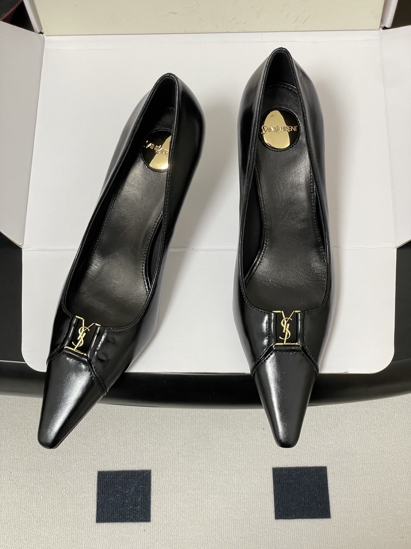 -顶级品质Saint Laurent 圣罗兰fw26 new arrival  YSL 26s春夏新款小尖头高跟单鞋经典字母扣细高跟鞋Ysl甄选细腻皮革 经多道工序鞣制 呈现出如丝缎般的柔滑触感 每一道纹理都饱含匠心 既保证了贴合度 又为利落的尖头注入一丝灵动 金色圆标点缀鞋床 低调中透着精致 每一处细节都在诉说着高级感 在舒适与时髦之间找到了完美平衡 这双鞋 不仅是一件单品 更是一种生活态度的表达 鞋面 牛皮内里垫脚 羊皮鞋底 意大利真皮大底跟高 7.5cm码数 35-39 40.41定做不退换 