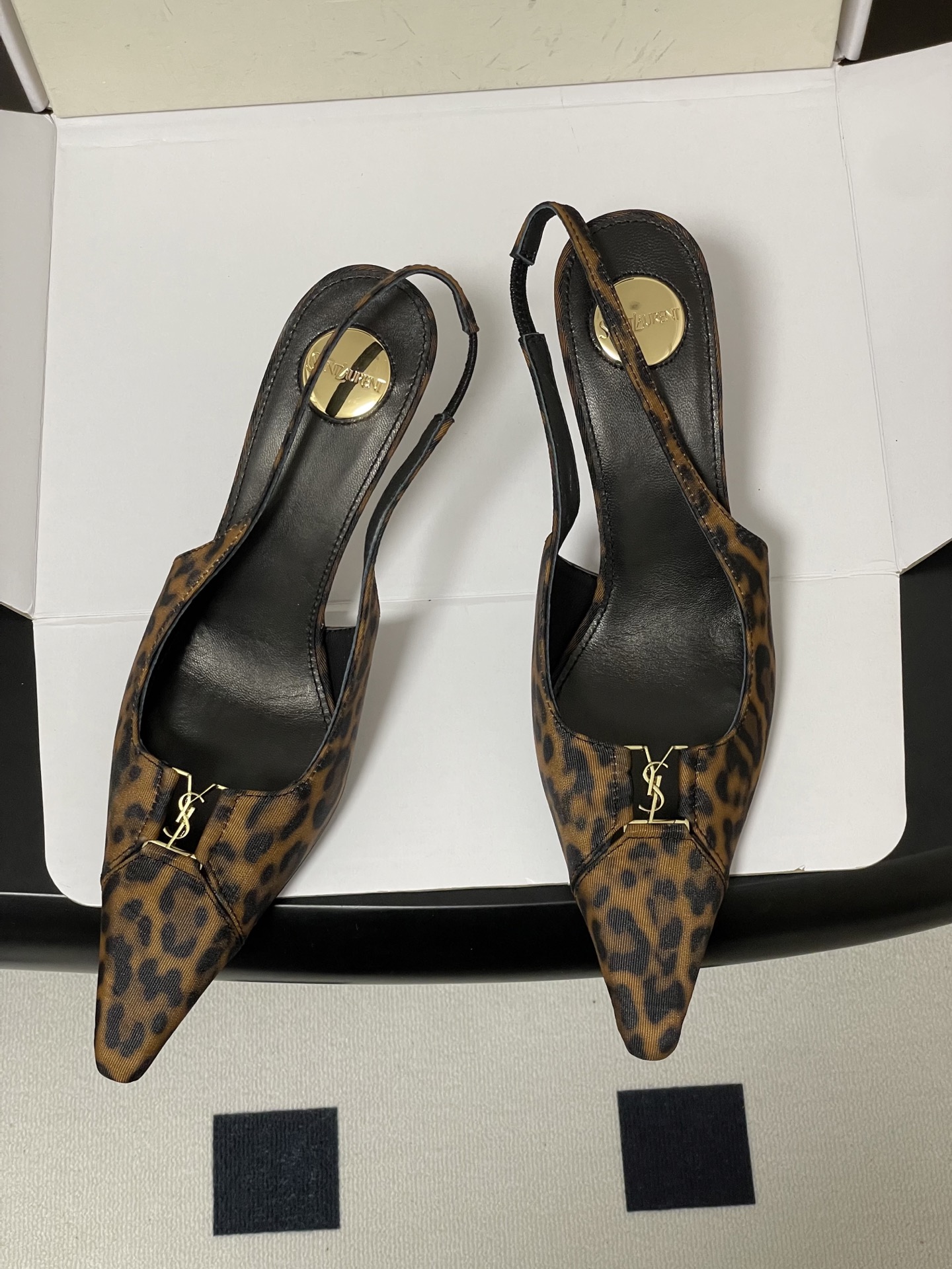 -顶级品质Saint Laurent 圣罗兰fw26 new arrival  YSL 26s春夏新款小尖头高跟单鞋经典字母五金扣后空凉鞋Ysl甄选细腻皮革 经多道工序鞣制 呈现出如丝缎般的柔滑触感 每一道纹理都饱含匠心 既保证了贴合度 又为利落的尖头注入一丝灵动 金色圆标点缀鞋床 低调中透着精致 每一处细节都在诉说着高级感 在舒适与时髦之间找到了完美平衡 这双鞋 不仅是一件单品 更是一种生活态度的表达 鞋面 牛皮内里垫脚 羊皮鞋底 意大利真皮大底跟高 7.5cm码数 35-39 40.41定做不退换 