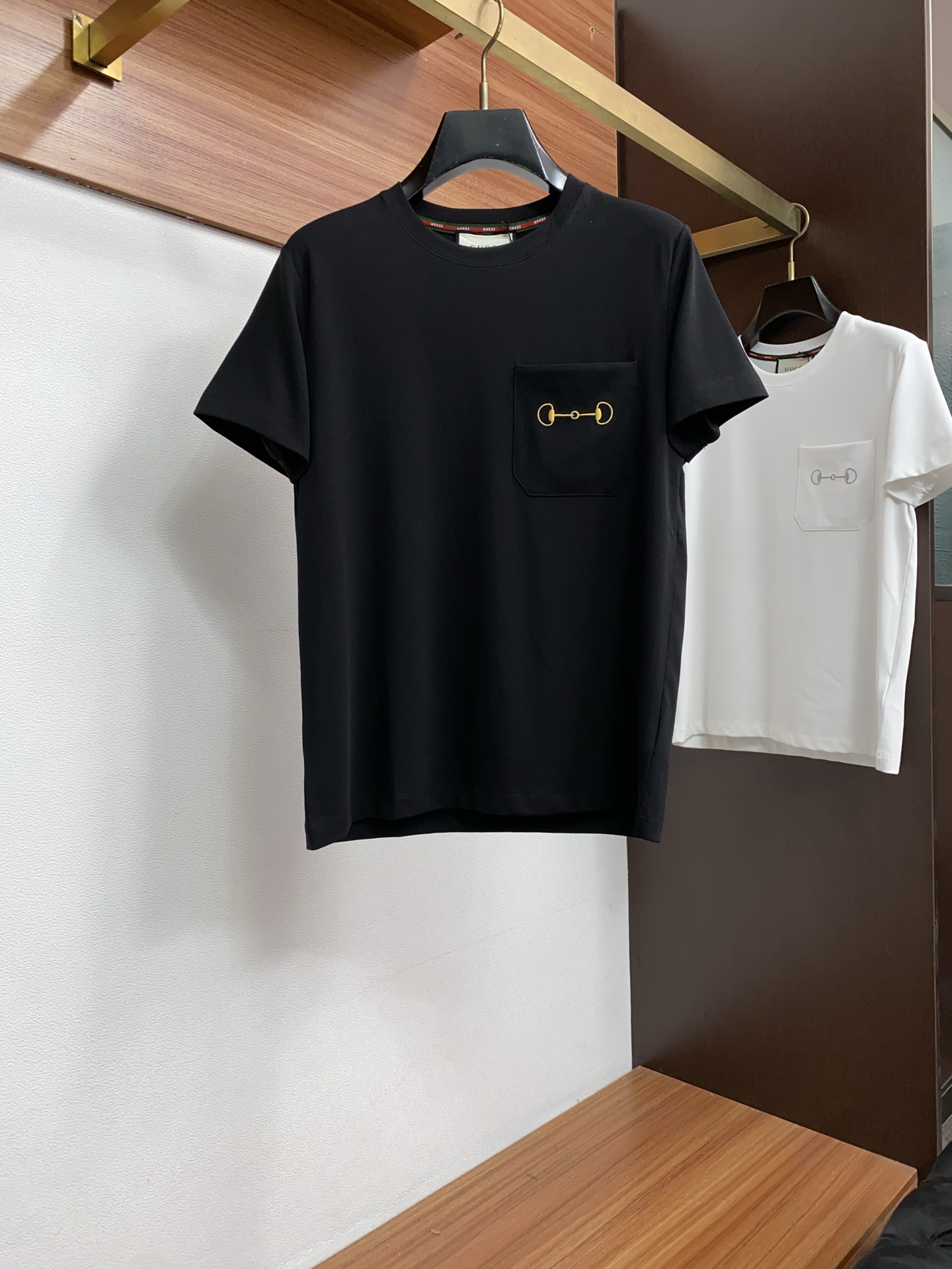 古奇 26FW春夏新款首发专柜最新款短袖圆领T恤 设计前卫时尚 品牌logo重工艺设计 高端定制丝光长绒棉面料.手感柔软.穿着舒适.专柜级别精致车线.做工精细.上身效果无敌帅气 型男必备单品 颜色 黑色 白色码数 M-3XL