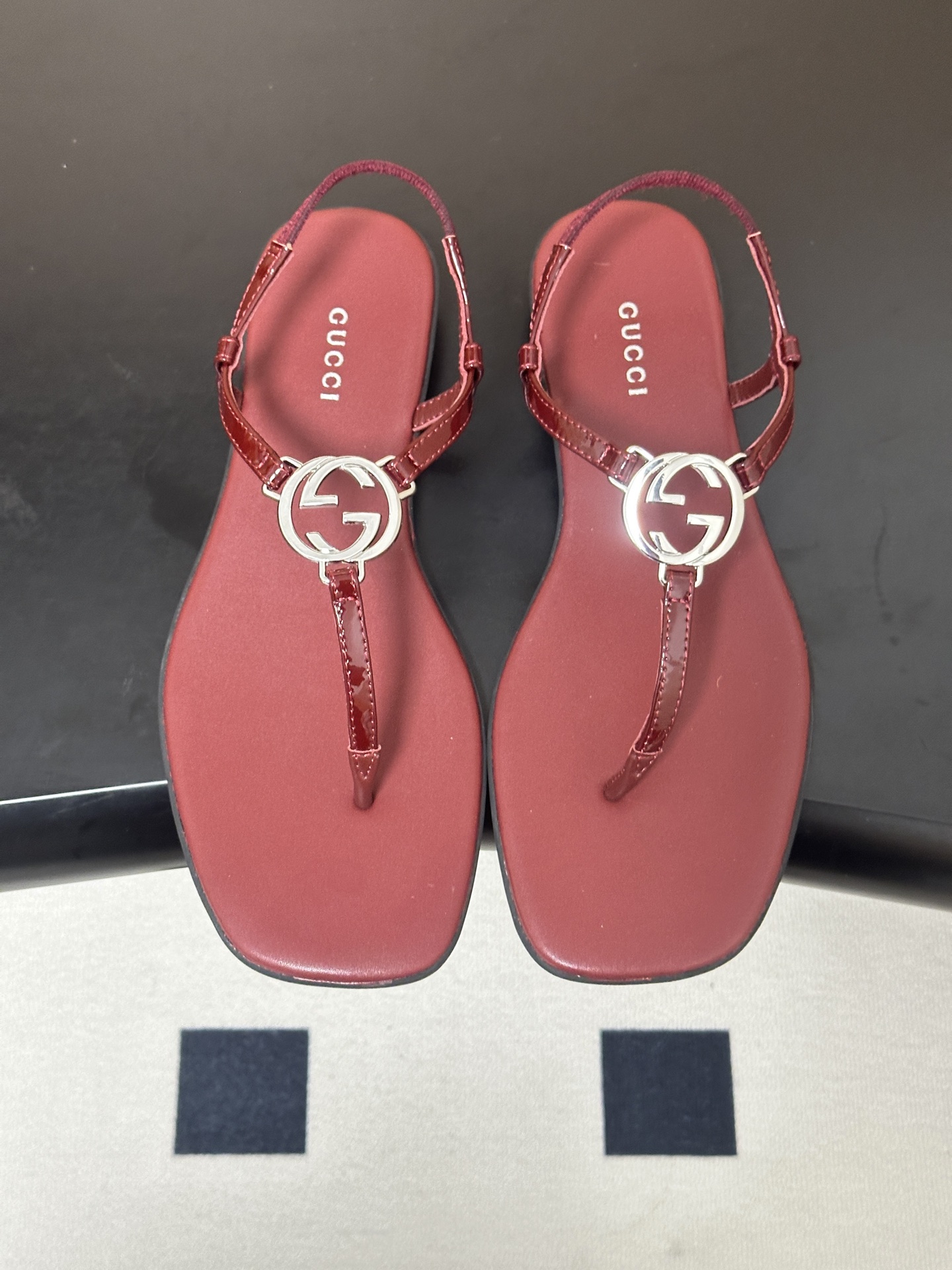 -26Ss春夏新款 Gucci 古驰 经典双G镂空扣夹脚平底凉拖鞋 GG扣夹趾休闲沙滩凉拖鞋这款露趾凉拖鞋采用皮革制作 巧妙运用方形圆头和平底等设计素演绎时尚复古风范 典藏的双G 金属扣细节令人联想起品牌的时尚气息浓郁 鞋面 定制金属镜面皮/牛皮内里垫脚 羊皮鞋底 开模橡胶大底码数 35-39 40.41.42定做不退换 配最新安可拉酒红高档包装