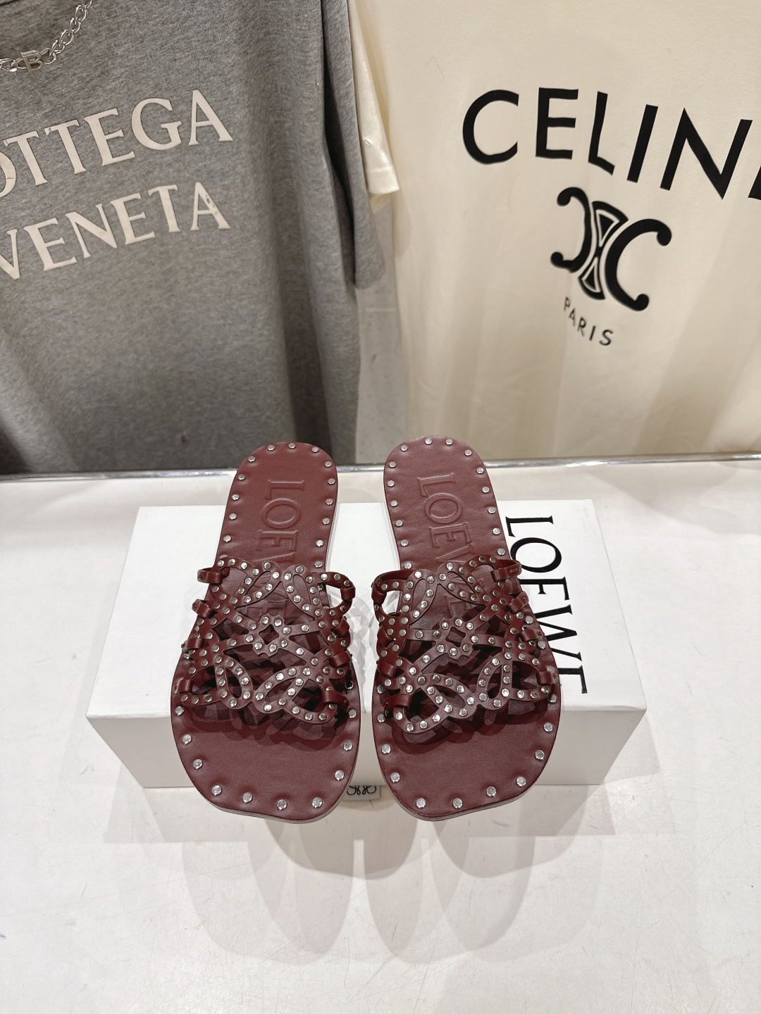  LOEWE/罗意威2026/ss新品复古风平底沙滩拖鞋 小红书 外网火爆款最近大热的一款拖鞋 超级可爱 时髦精绝对不能错过的必入款 没有任何繁杂装饰 质感极好的vintage感 纯粹和极简做得利落又诗意 超级百搭款 面料 原版定制材料 垫脚 牛皮 大底 原版进口真皮大底 码数 35-39 (40.41.42订做不退换)