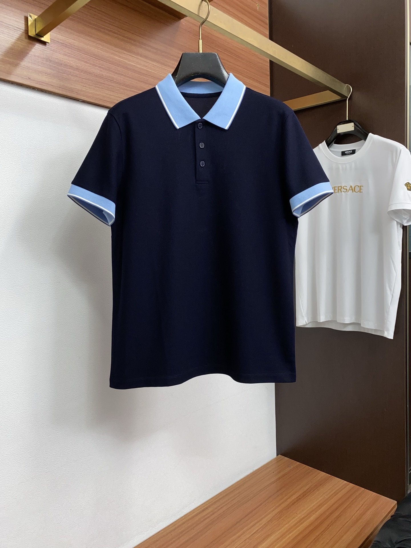 普拉达 2026春夏新品半拉链翻领商务Polo 极简的衣身造型 顶级珠地6角蜂窝丝光棉质地 整体的触感极为舒适 工艺 弹力十足亲肤效果高级 经典时尚短袖 贸易公司渠道订单 官网同步发售 简约大气 时尚百搭 品相更是无法挑剔!!面料这块品质也是一如既往的高规格 柔软有型 透气舒适 上身垂感好 不易变形!更不易褪色! 使得整体的上身效果更加的低调奢华 高贵典雅!彰显出别样的风味!商务休闲 时尚百搭 简直是每位成功男士的必备单品!码数 M-3xL