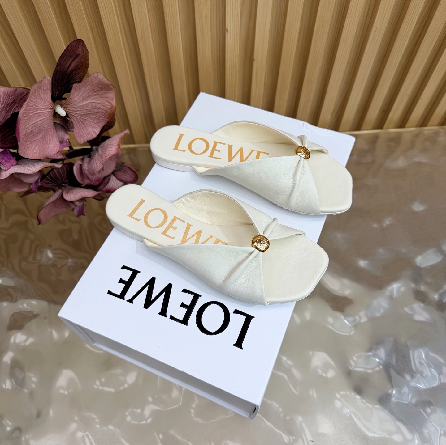 顶级版本  罗意威 Loewe 平底半拖 火爆新款 配合整体原版楦型——— 面料 头层水染环保绵羊皮 内里 顶级版本  罗意威 Loewe  火爆新款 配合整体原版楦型 时尚而个性好穿 颜色超赞  面料 原版羊皮 内里 羊皮 垫脚: 绵羊里 大底 原版大底 包装 原版全套包装  码数 女款 35-40 40 41 定做不退换 