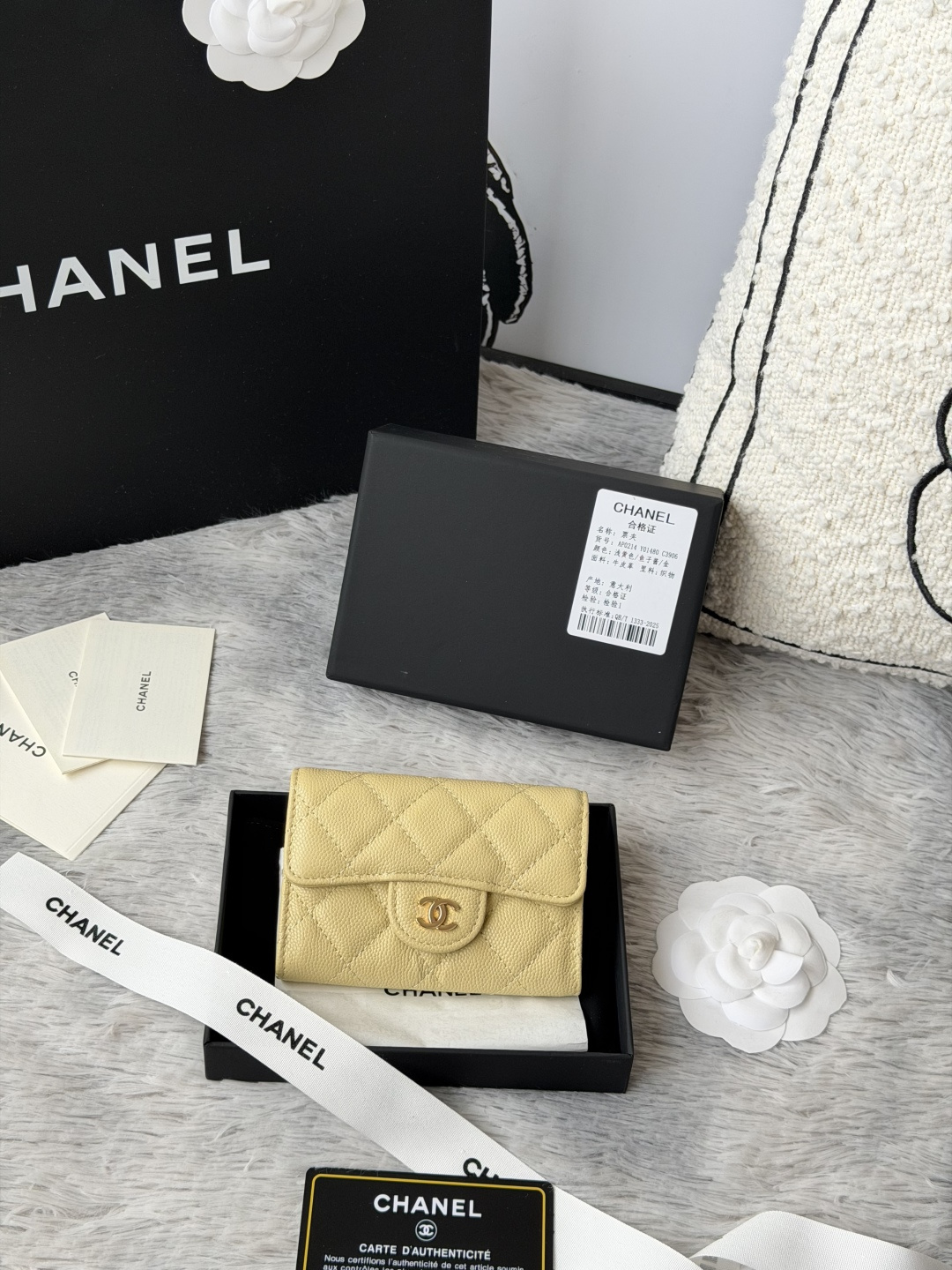 小球鱼子酱 彩色系列 chanel 彩色系列 新增银扣 经典系列 多个颜色 颜色 :如图所示新款cf小卡包到货 这款卡包比以前那款经典卡包后面多了个卡袋可以卡跟零钱分开装非常很实用的一款零钱包款号 AP0214尺寸 11*8.5*3cm