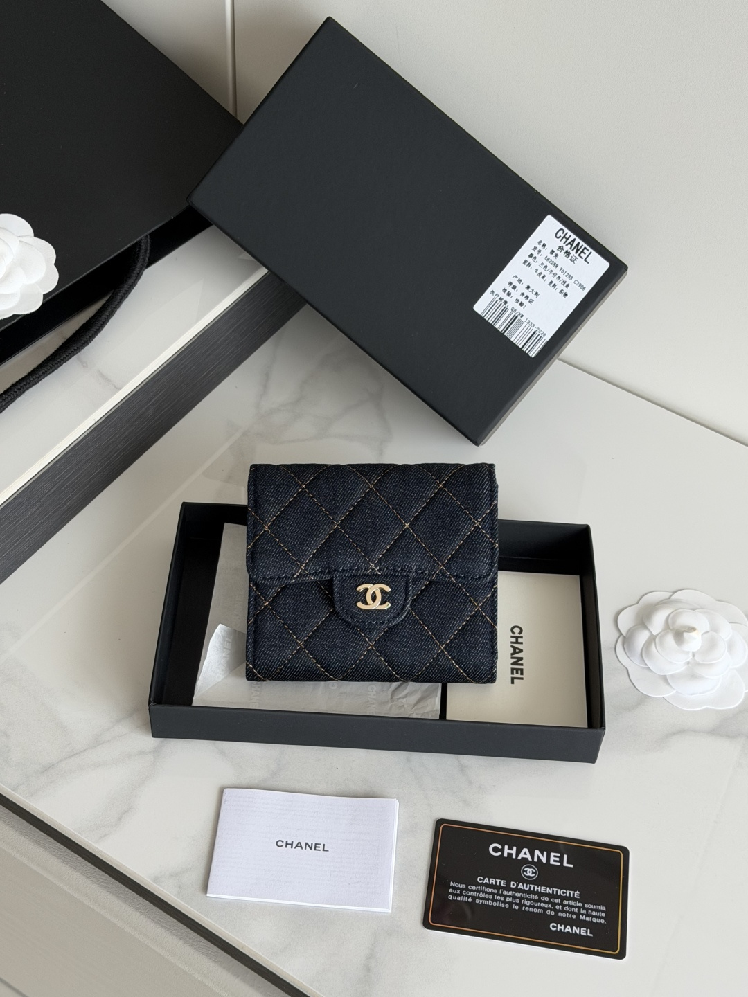  新品上架 牛仔布 牛仔布牛皮制作CF短三折钱包到货 chanel 香奶奶卡位6个 后面有零钱包 放2000毛爷爷丝毫不费劲 皮质细腻 搭配金色五金 时尚感满满非常时髦 可手拿 可放包里 非常好收纳款号 82288 牛仔布尺寸10.5*11.5*3cm