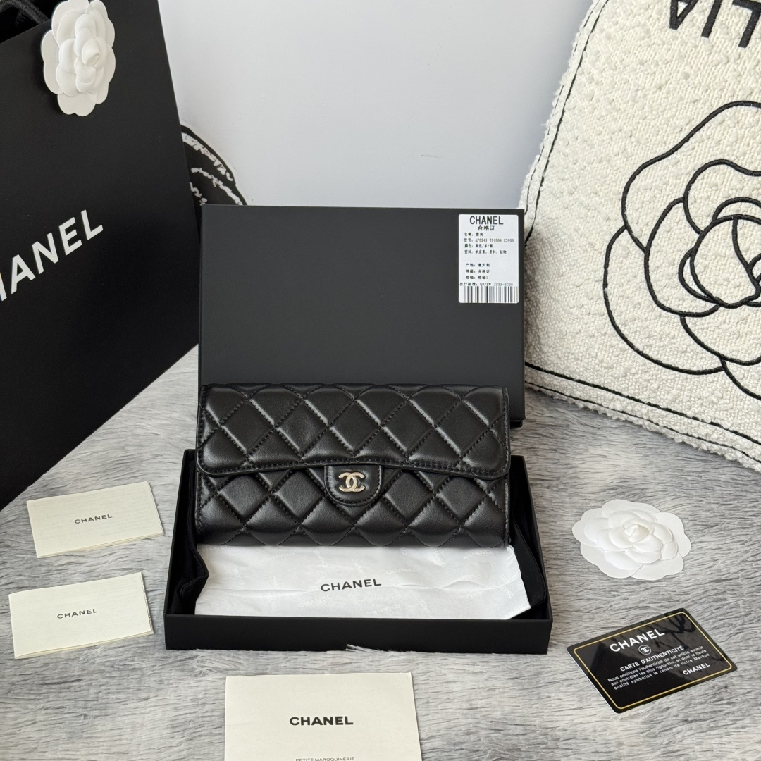 CHANEL 经典cf长款钱包到货 进口小羊皮菱格 制作 背后有硬币口袋 内里五金拉牌 收纳方便快捷非常耐看 亮金与亮银五金非常时髦而且钱包容量很大可以放下一部plus手机卡位也多适合卡片很多的亲 款号 A0241尺寸 10.5*19.*3cm