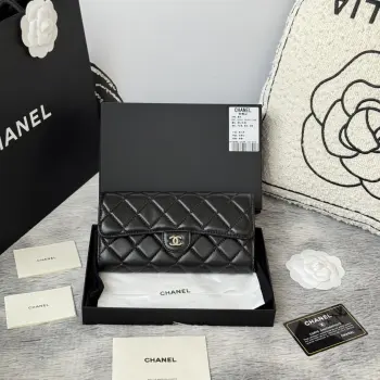 CHANEL 经典cf长款钱包到货 进口小羊皮菱格 制作 背后有硬币口袋 内里五金拉牌 收纳方便快捷非常耐看 亮金与亮银五金非常时髦而且钱包容量很大可以放下一部plus手机卡位也多适合卡片很多的亲 款号 A0241尺寸 10.5*19.*3cm