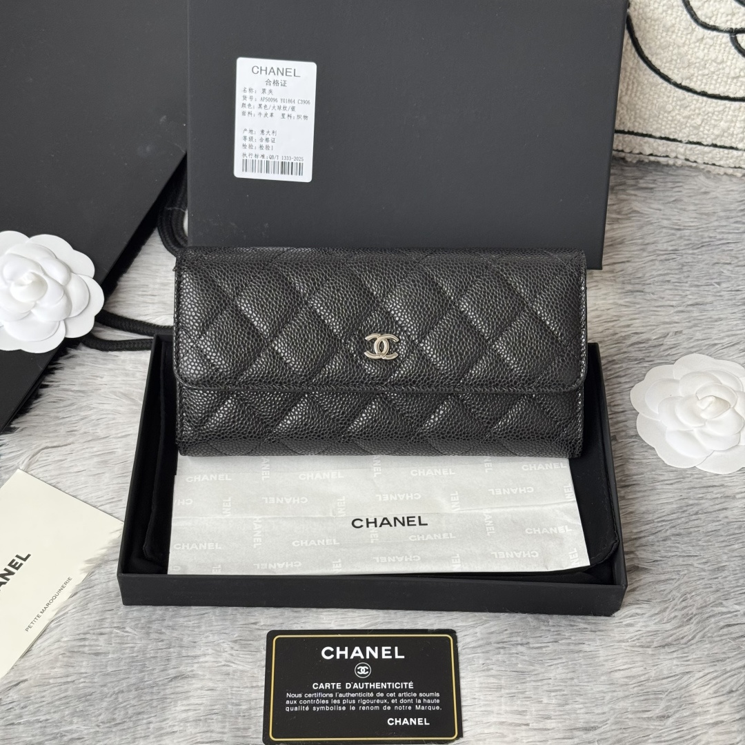 CHANEL原单 经典cf长款钱包到货 牛皮大球纹的绫格纹路 非常耐看 亮银五金非常时髦而且钱包容量很大可以放下一部plus手机 12卡位 款号 A50096配最新全套包装 尺寸 10.5*19.*3cm