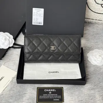 CHANEL原单 经典cf长款钱包到货 牛皮大球纹的绫格纹路 非常耐看 亮银五金非常时髦而且钱包容量很大可以放下一部plus手机 12卡位 款号 A50096配最新全套包装 尺寸 10.5*19.*3cm