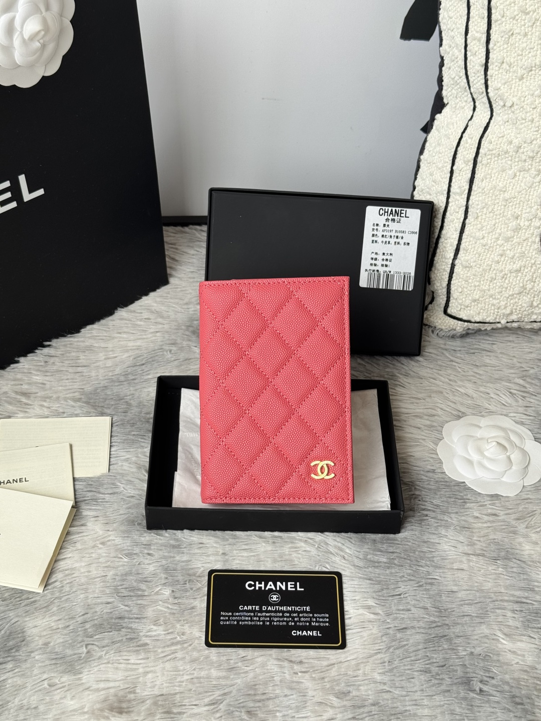chanel 经典护照本 出门旅游的朋友福音 这款护照夹采用进口小球鱼子酱牛皮 制作内部搭配 同色系 有四个卡位 护照本 信用卡非常方便实用 可收纳 可放包里编号 AP3197颜色如图所示尺寸 14.5×10.5×2cm