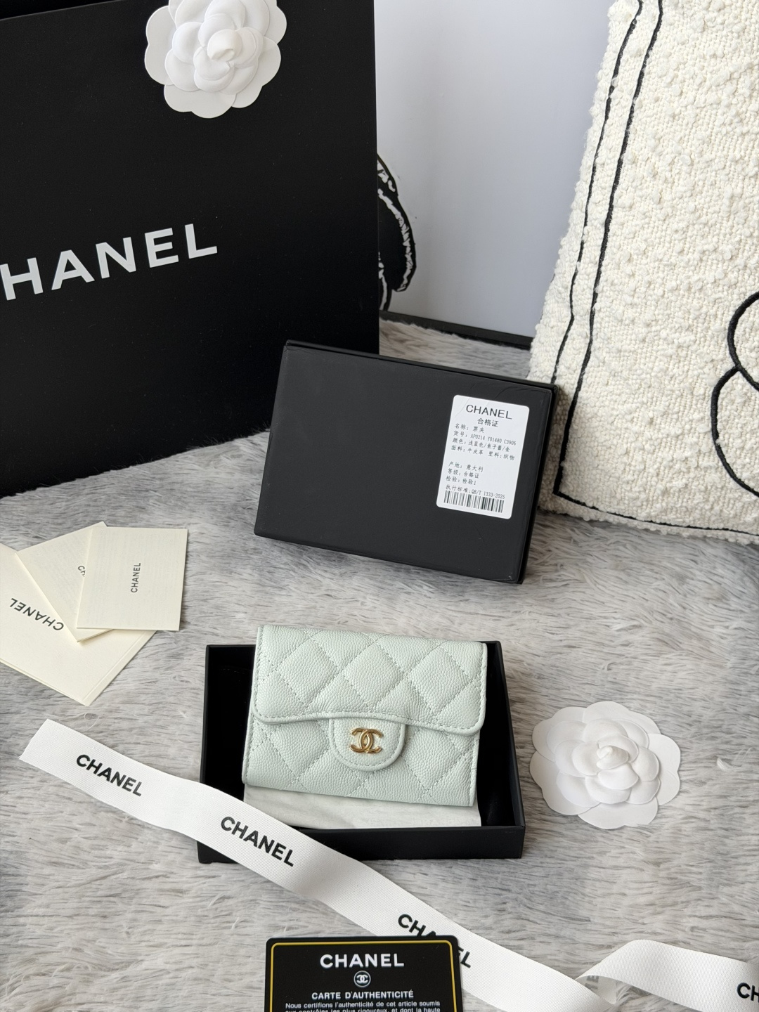 小球鱼子酱 彩色系列 chanel 彩色系列 新增银扣 经典系列 多个颜色 颜色 :如图所示新款cf小卡包到货 这款卡包比以前那款经典卡包后面多了个卡袋可以卡跟零钱分开装非常很实用的一款零钱包款号 AP0214尺寸 11*8.5*3cm