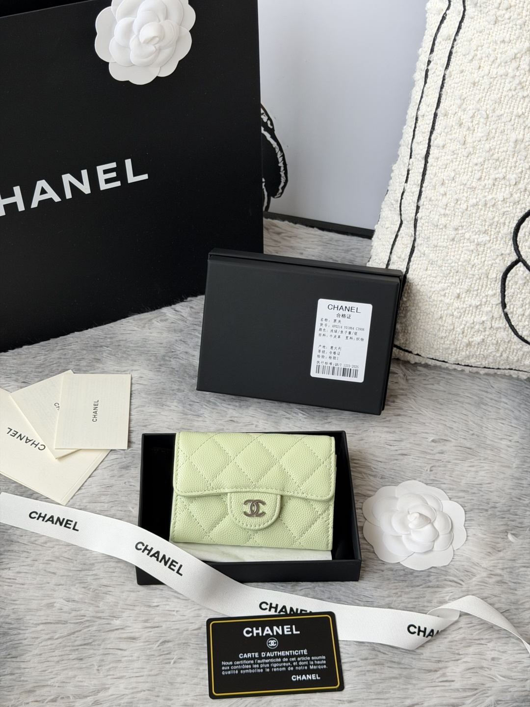 小球鱼子酱 彩色系列 chanel 彩色系列 新增银扣 经典系列 多个颜色 颜色 :如图所示新款cf小卡包到货 这款卡包比以前那款经典卡包后面多了个卡袋可以卡跟零钱分开装非常很实用的一款零钱包款号 AP0214尺寸 11*8.5*3cm