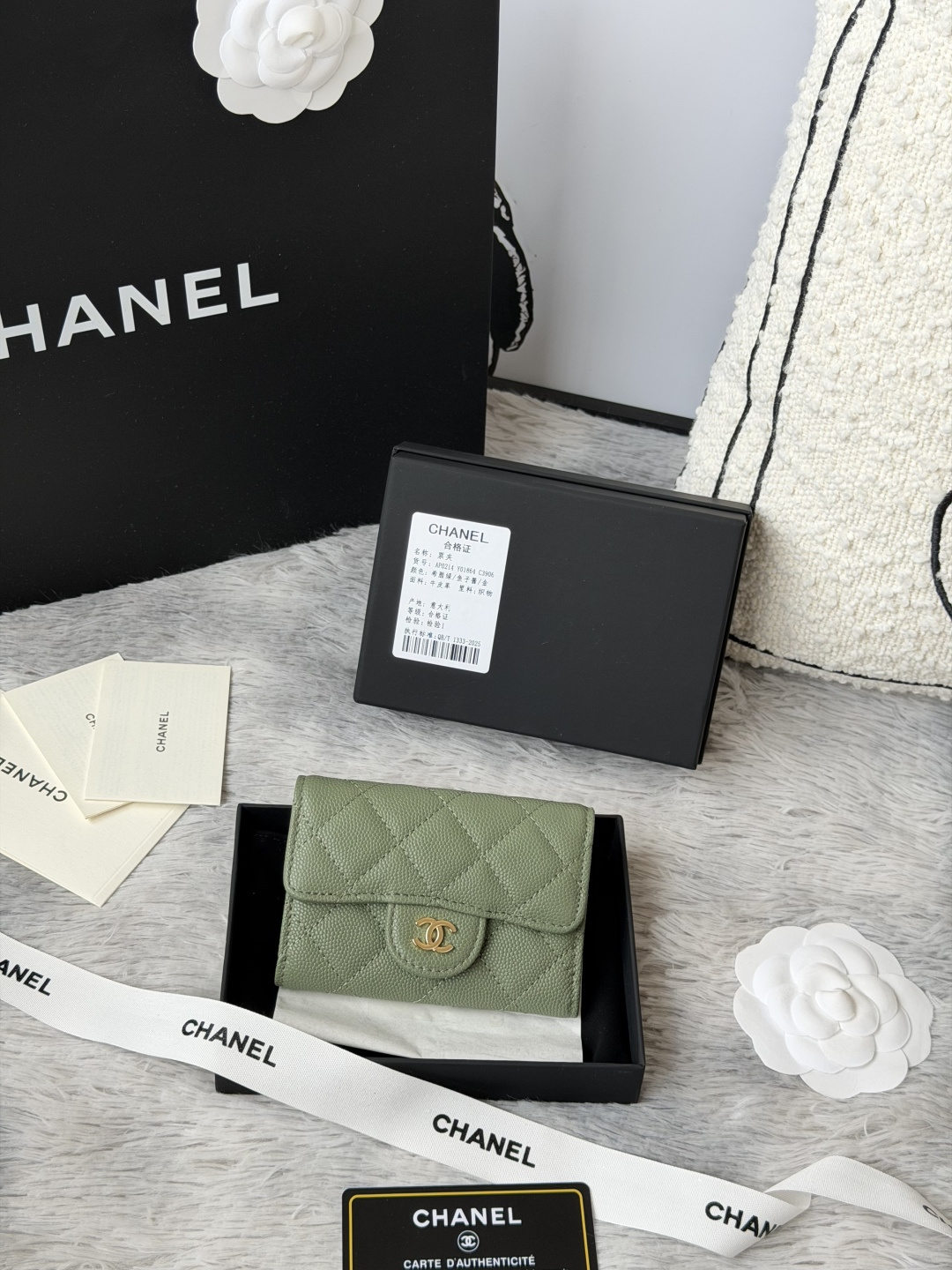 小球鱼子酱 彩色系列 chanel 彩色系列 新增银扣 经典系列 多个颜色 颜色 :如图所示新款cf小卡包到货 这款卡包比以前那款经典卡包后面多了个卡袋可以卡跟零钱分开装非常很实用的一款零钱包款号 AP0214尺寸 11*8.5*3cm