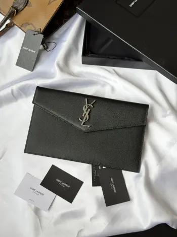 ysl球纹牛皮2026新品手拿包最经典的标志性金属logo 意大利进口牛皮压 简约又不失高端 搭配休闲风or淑女风或者西装都能hold得住 出门随手一拿就ok啦 型号 565739尺寸: 27×16×2cm