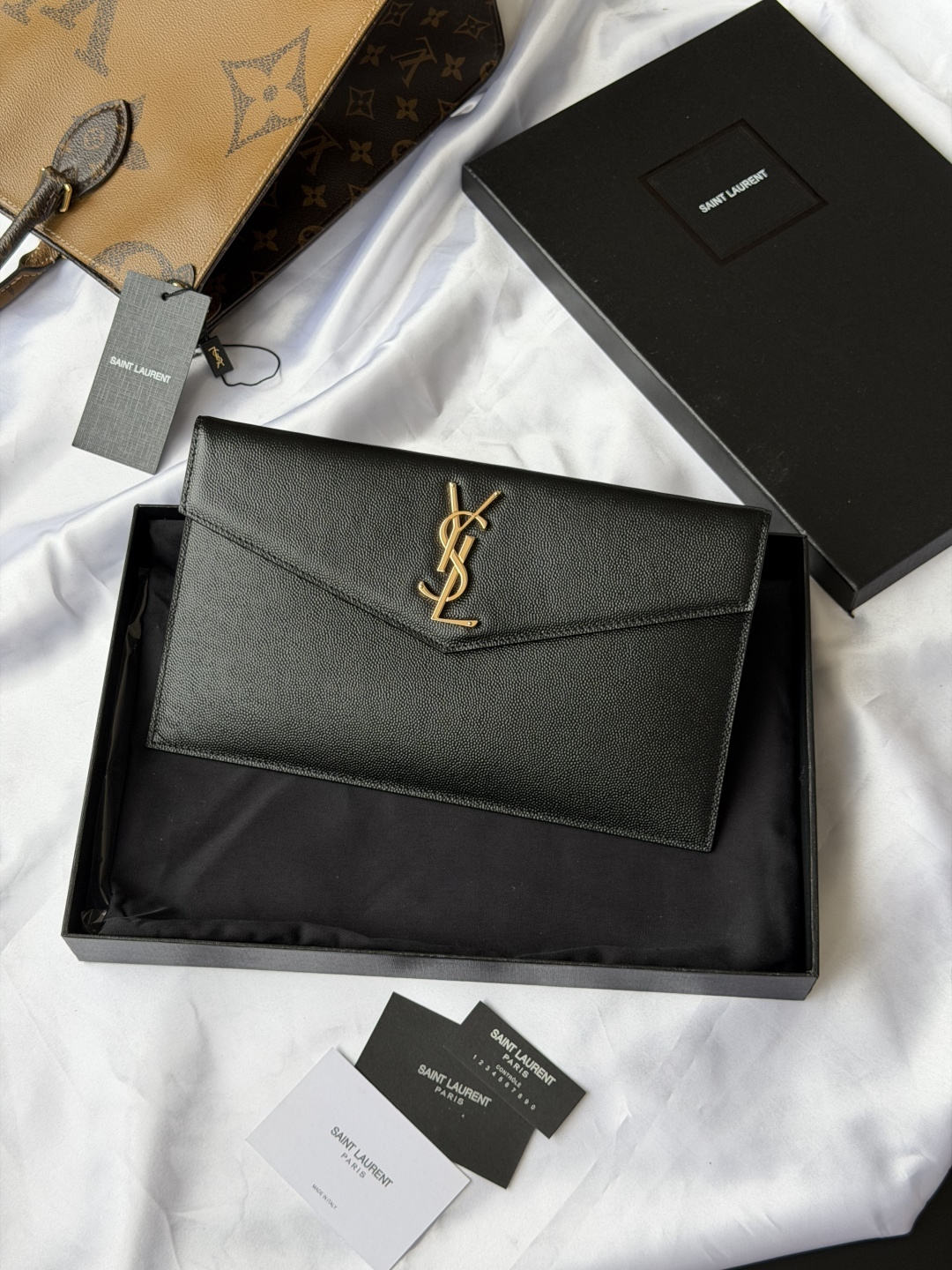 ysl球纹牛皮2026新品手拿包最经典的标志性金属logo 意大利进口牛皮压 简约又不失高端 搭配休闲风or淑女风或者西装都能hold得住 出门随手一拿就ok啦 型号 565739尺寸: 27×16×2cm