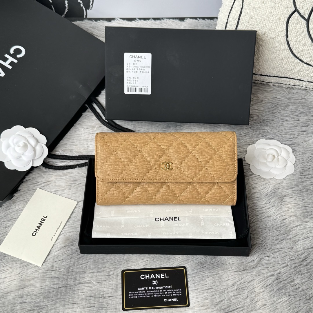 CHANEL原单 经典cf长款钱包到货 鱼子酱球纹的绫格纹路 非常耐看 亮银五金非常时髦而且钱包容量很大可以放下一部plus手机 12卡位 款号 A50096配最新全套包装 尺寸 10.5*19.*3cm