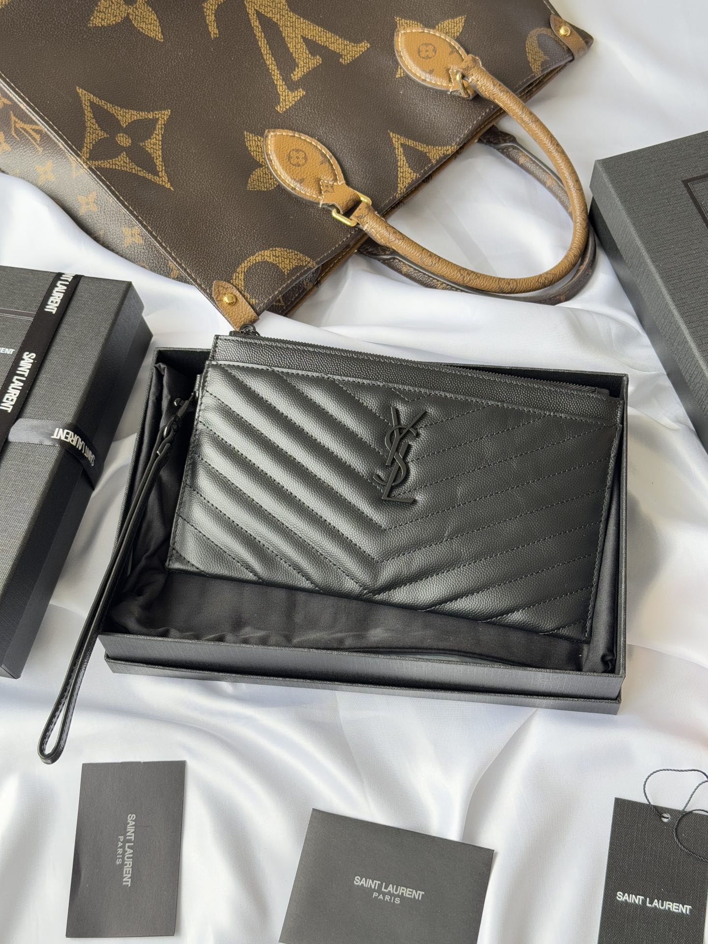ysl 家手包 有手挽带 可放包里 可手拿 收纳方便 拉链 配全套包装专柜最新包装Y家新款鱼子酱拉链手拿包 配以可拆式提手 外侧四个卡片槽 型号 423297尺寸 23*13cm