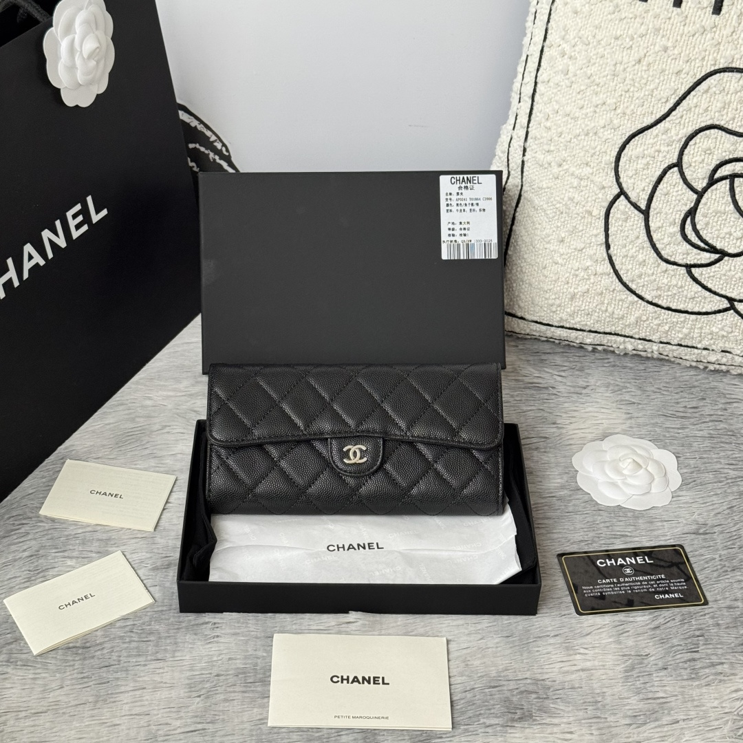 CHANEL 经典cf长款钱包到货 进口鱼子酱牛皮菱格 制作 背后有硬币口袋 内里五金拉牌 收纳方便快捷非常耐看 亮金与亮银五金非常时髦而且钱包容量很大可以放下一部plus手机卡位也多适合卡片很多的亲 款号 A0241尺寸 10.5*19.*3cm