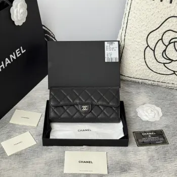 CHANEL 经典cf长款钱包到货 进口鱼子酱牛皮菱格 制作 背后有硬币口袋 内里五金拉牌 收纳方便快捷非常耐看 亮金与亮银五金非常时髦而且钱包容量很大可以放下一部plus手机卡位也多适合卡片很多的亲 款号 A0241尺寸 10.5*19.*3cm