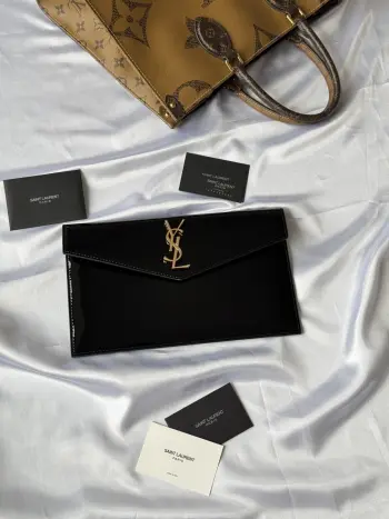 ysl2026新品手拿包最经典的标志性金属logo 意大利进口牛皮压 简约又不失高端 搭配休闲风or淑女风或者西装都能hold得住 出门随手一拿就ok啦 型号 565739 镜面漆皮金扣 尺寸: 27×16×2cm
