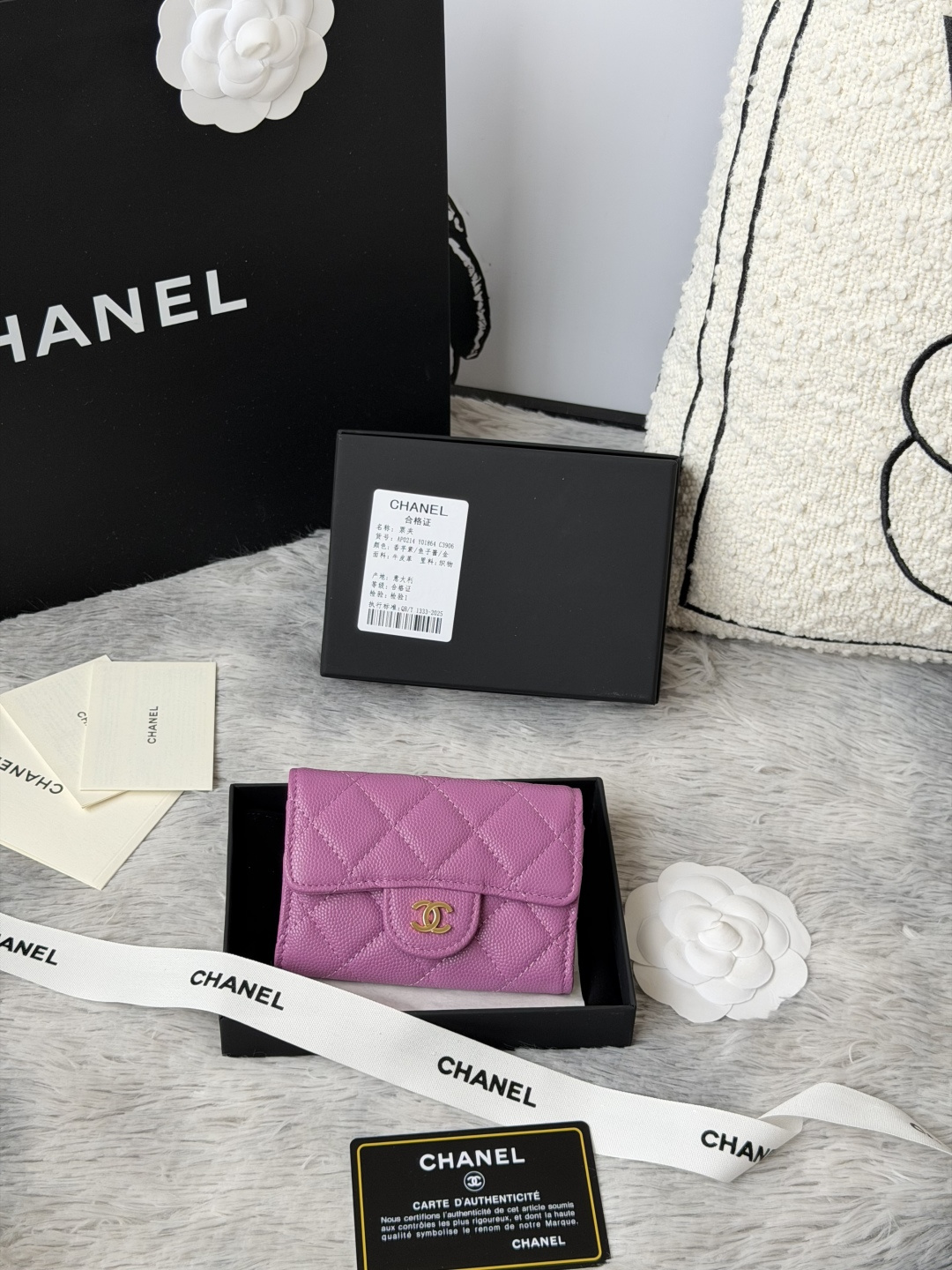 小球鱼子酱 彩色系列 chanel 彩色系列 新增银扣 经典系列 多个颜色 颜色 :如图所示新款cf小卡包到货 这款卡包比以前那款经典卡包后面多了个卡袋可以卡跟零钱分开装非常很实用的一款零钱包款号 AP0214尺寸 11*8.5*3cm