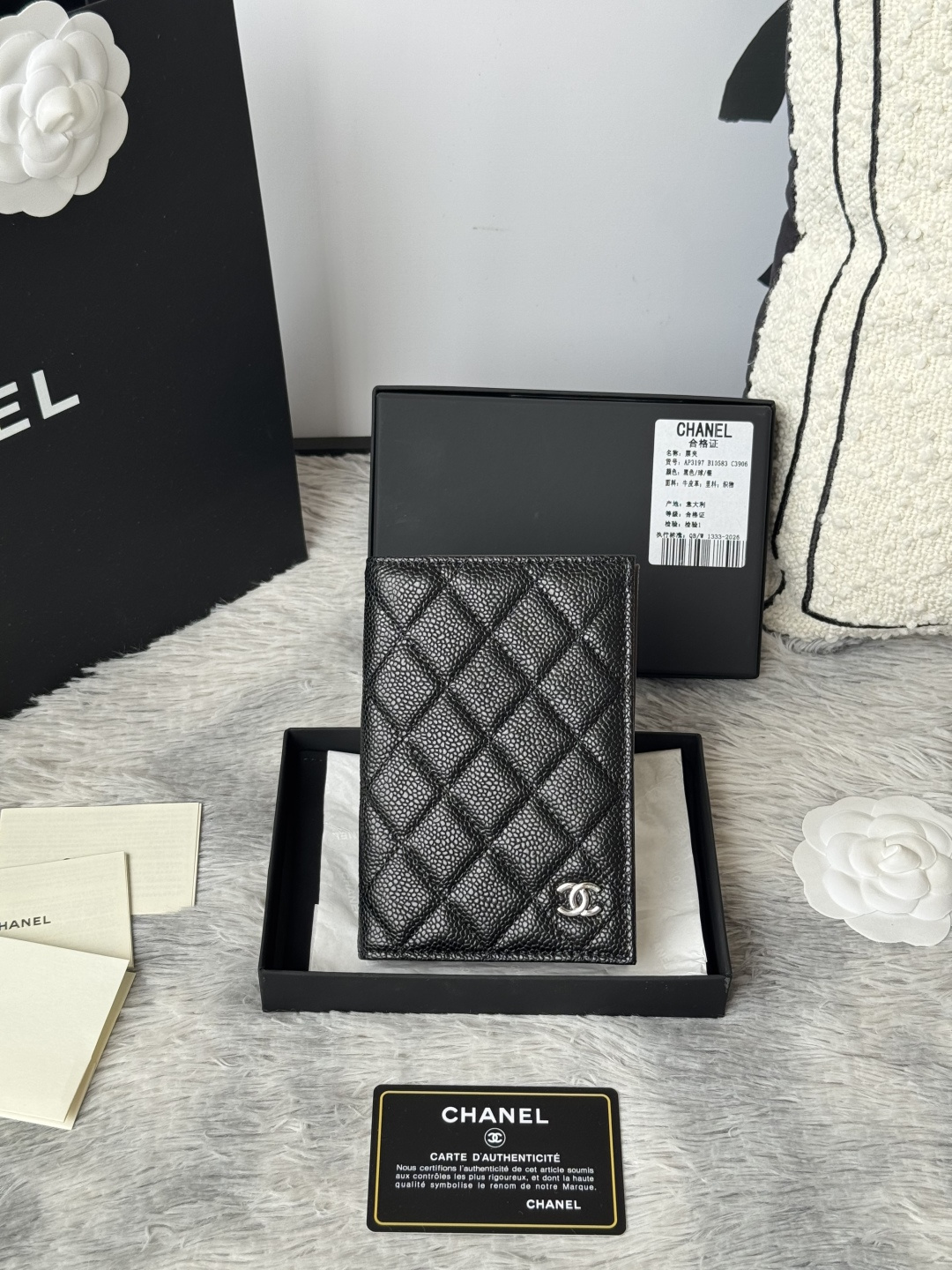 chanel 经典护照本 出门旅游的朋友福音 这款护照夹采用进口大球 牛皮 制作内部搭配 同色系 有四个卡位 护照本 信用卡非常方便实用 可收纳 可放包里编号 AP3197颜色如图所示尺寸 14.5×10.5×2cm